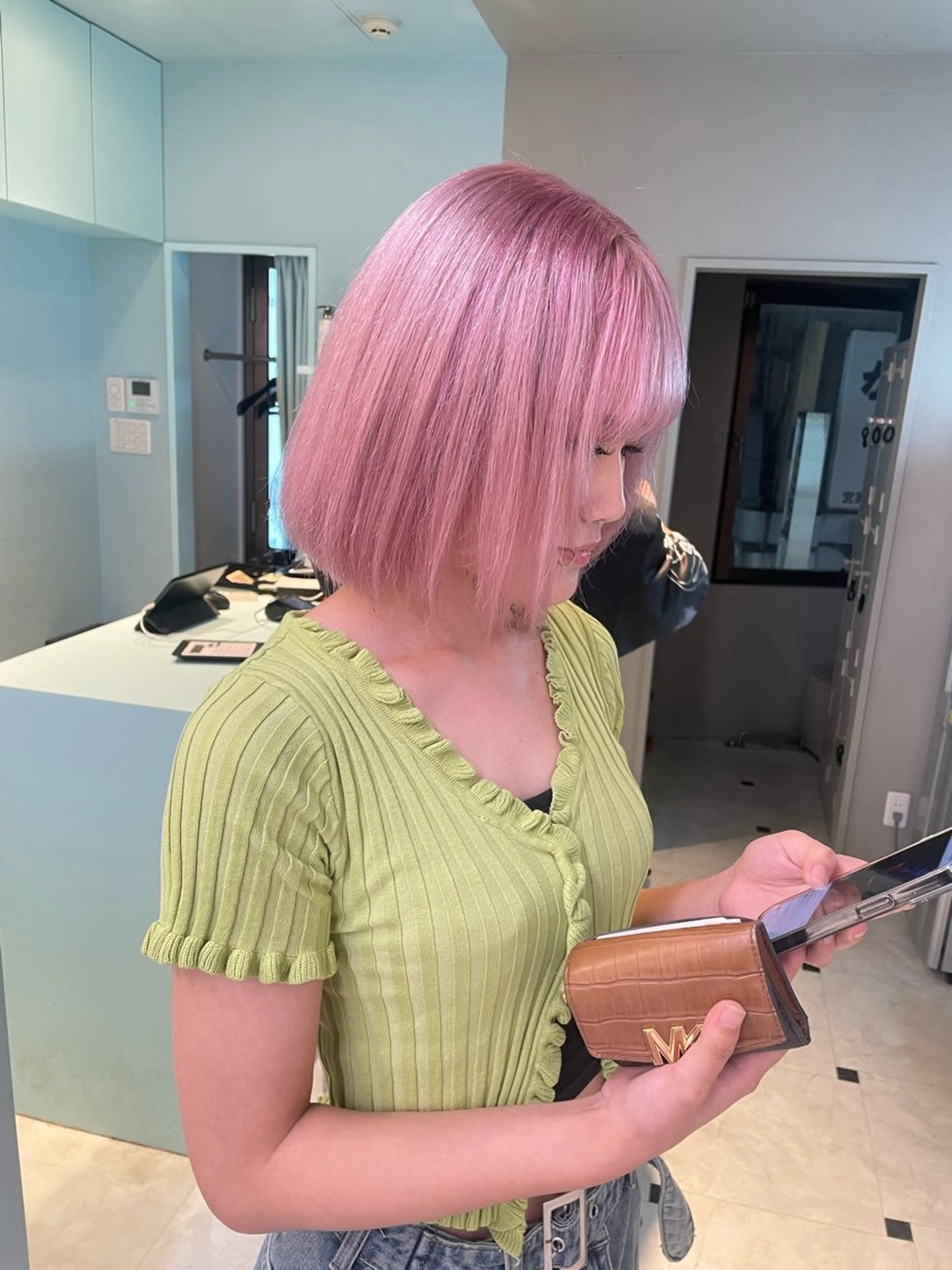 ミディアム 髪質改善 シースルーバング ヘアカラー トリートメント 顔周りレイヤー/新宿 /モテ艶カラー/航介のヘアスタイル