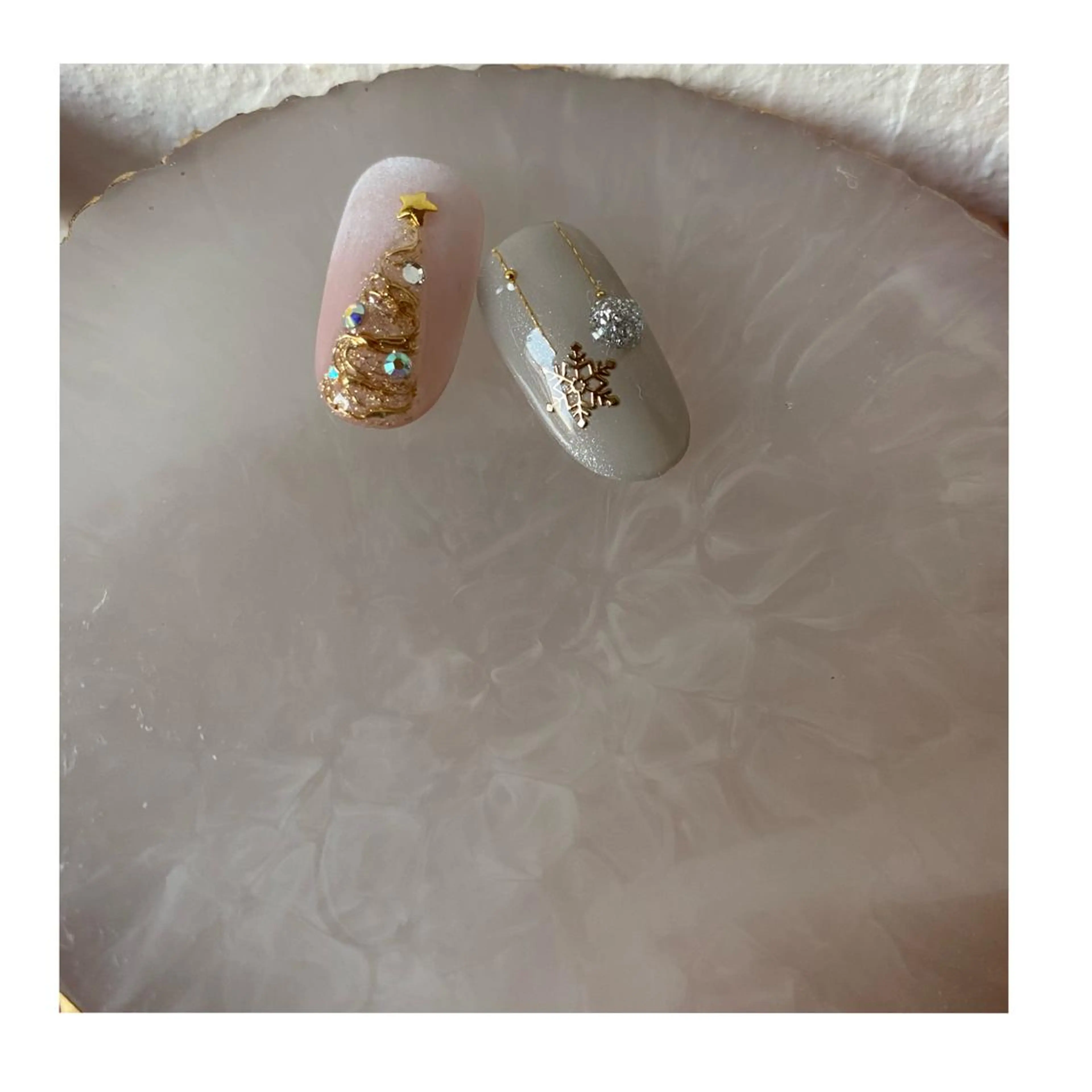 ネイル ジェルネイル キラキラネイル ミラーネイル 冬ネイル クリスマス fig tree所属・fig  tree 地爪育成モニターのネイルデザイン