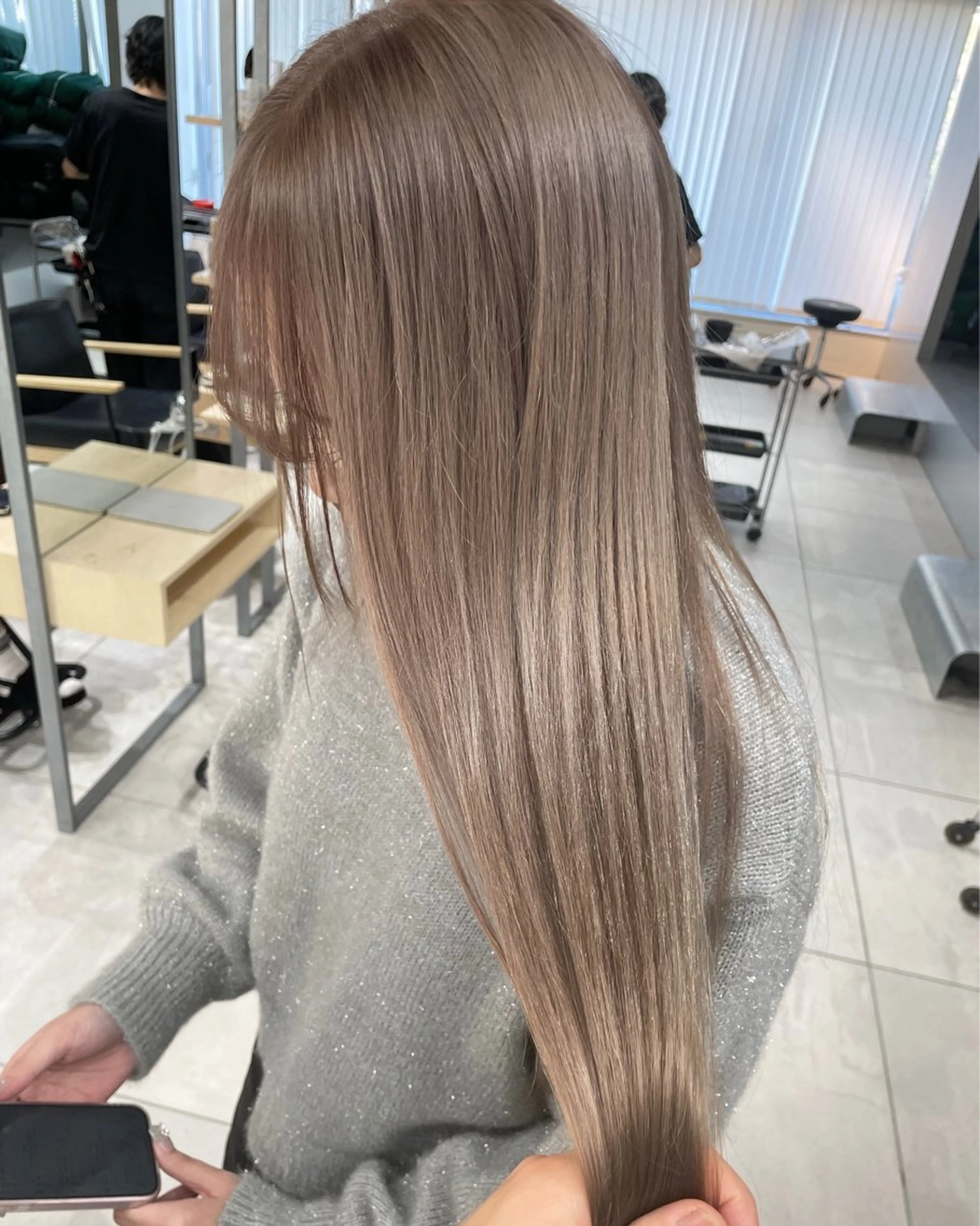 ロング ヘアカラー トリートメント ヘッドスパ ヘアセット 透明感/グレージュ/ ミルクティー/ユウトのヘアスタイル