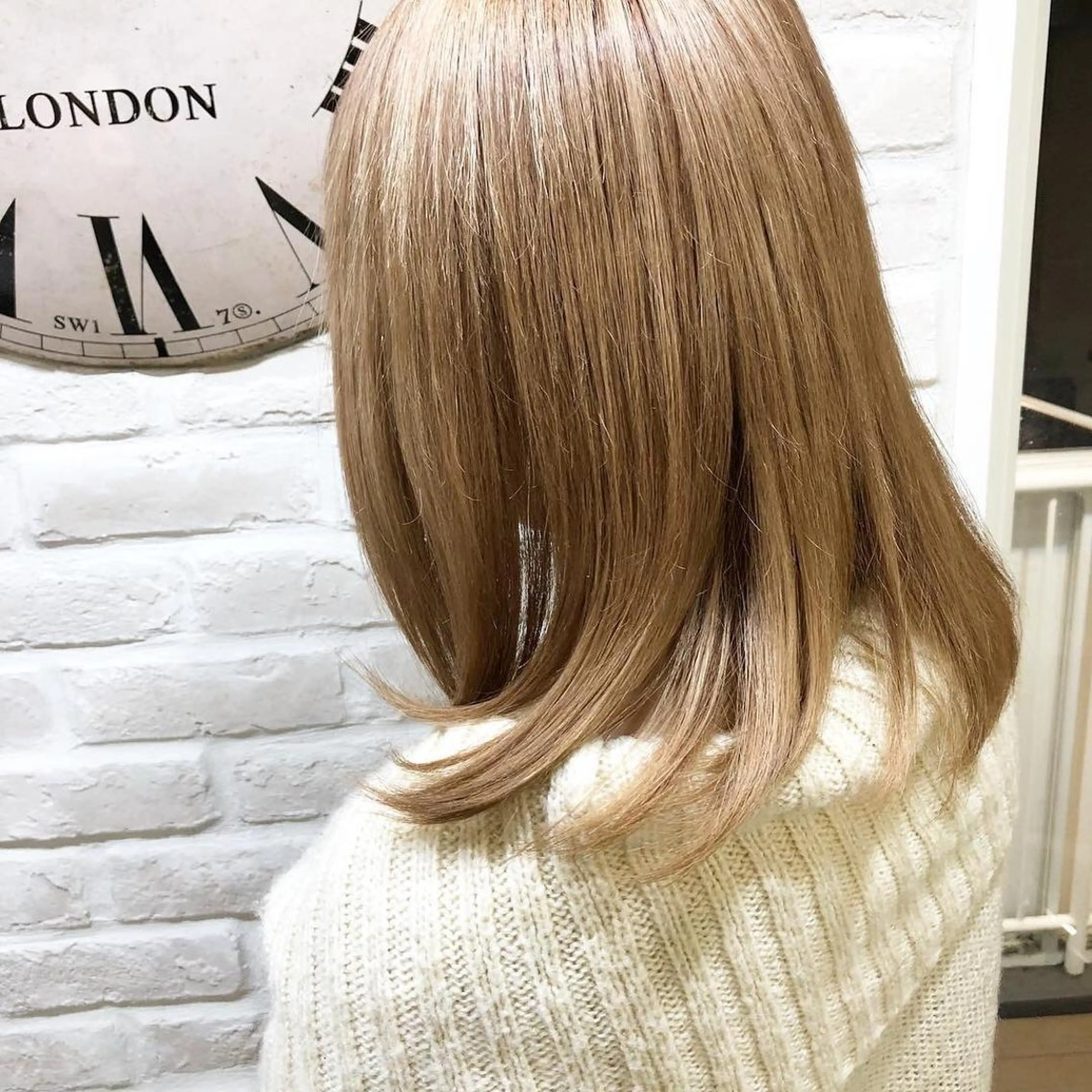 ミディアム カラー ベージュカラー ハイトーンカラー ミルクティーベージュ カット ヘアカラー トリートメント ヘアセット Aujua ソムリエ 勝又舞夏のヘアスタイル