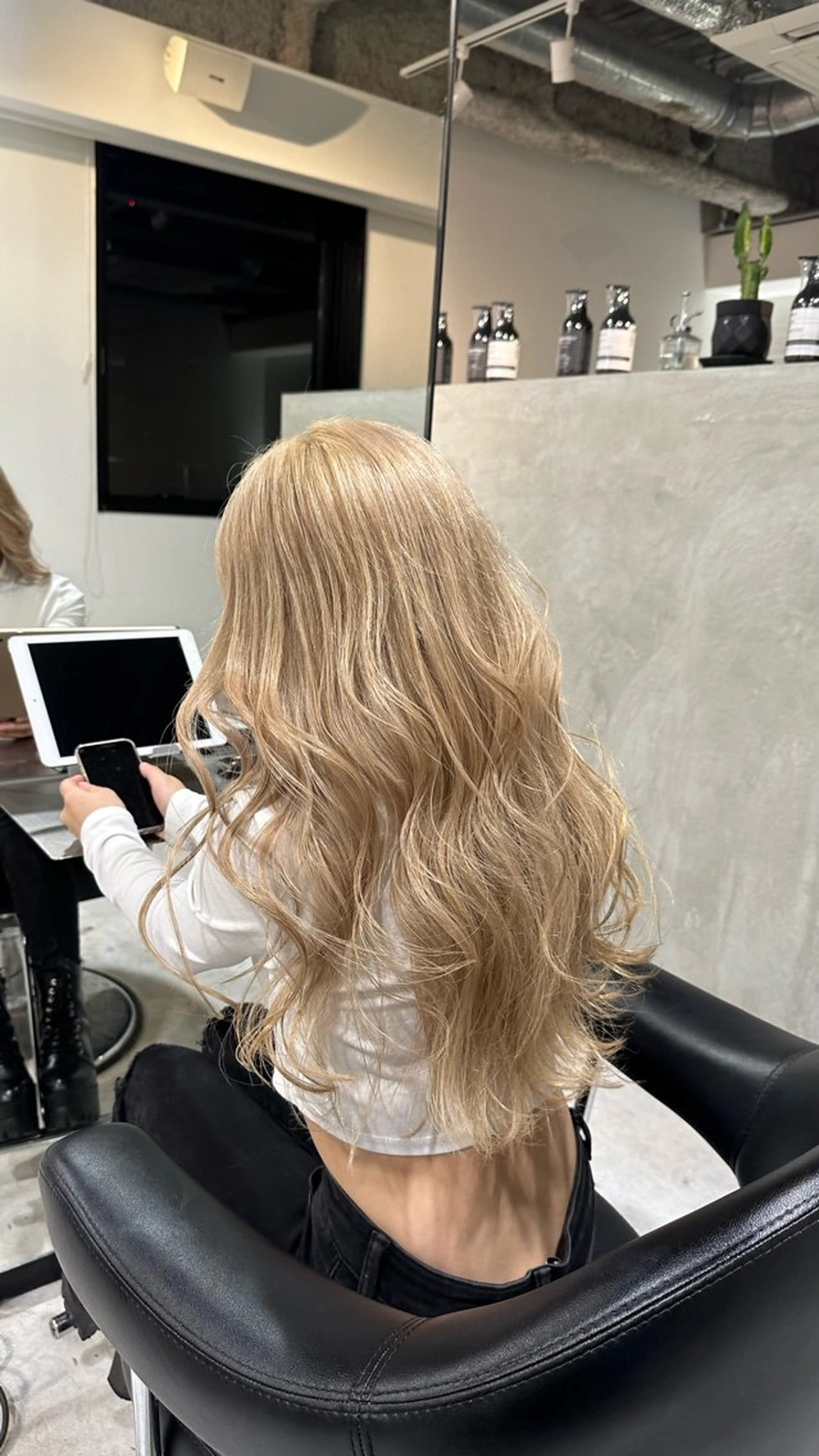 ロング カラー ベージュカラー ブリーチ 木村 華菜のヘアスタイル