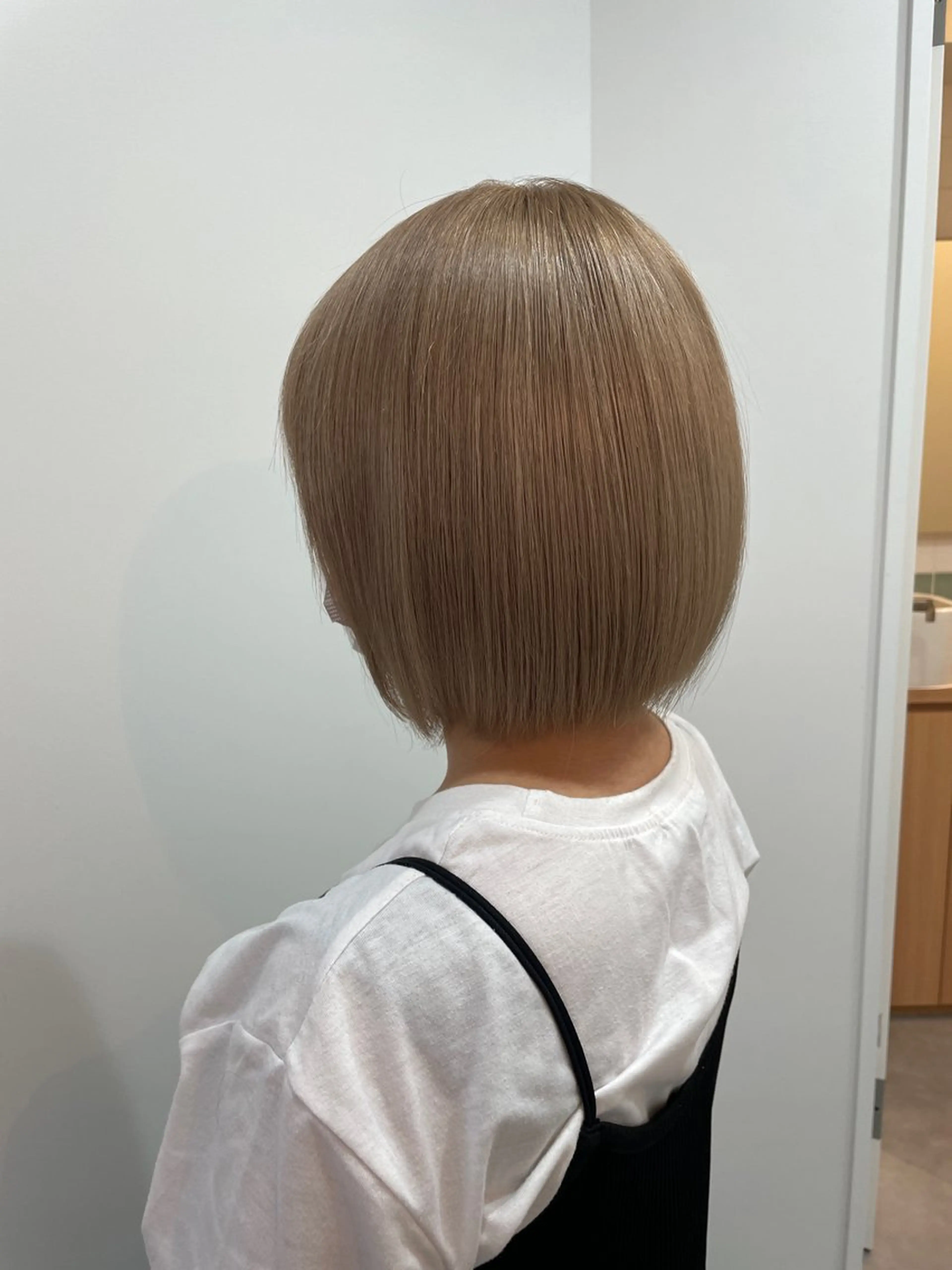 ミディアム カラー 切りっぱなしボブ レイヤー/縮毛矯正のヘアスタイル