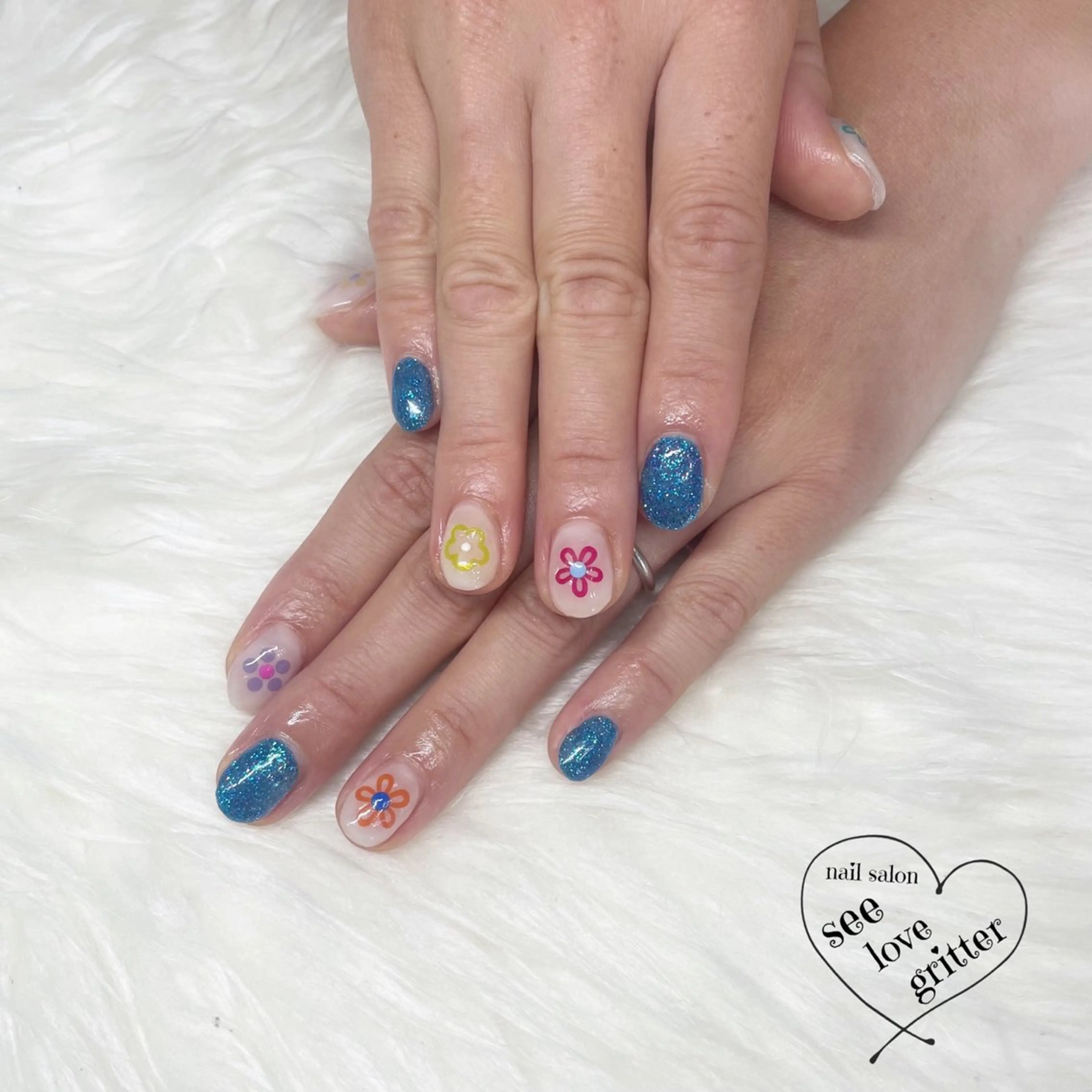 ミディアム see love gritterのネイルデザイン