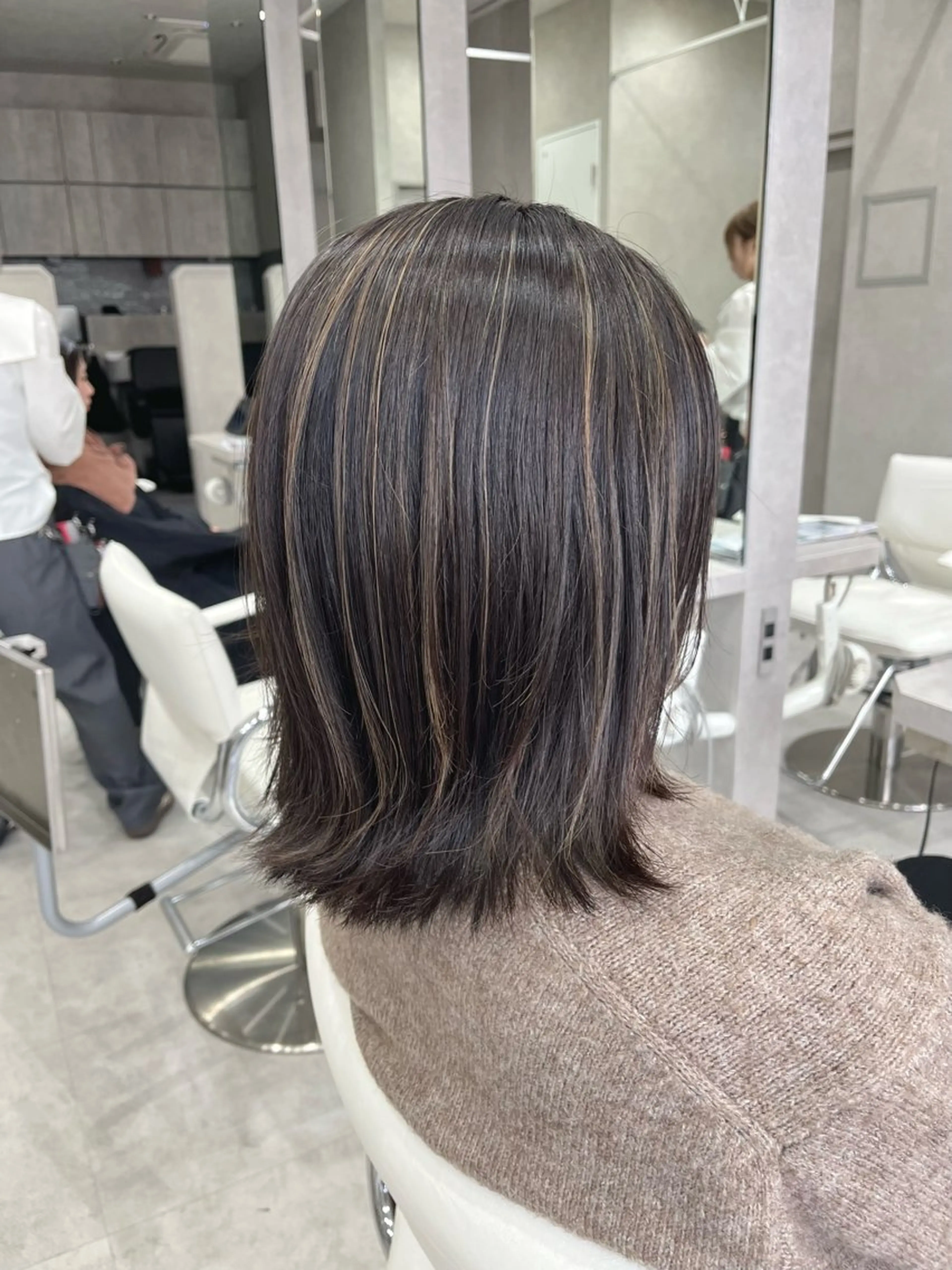 ミディアム ボブ ハイライト 外ハネヘア カット ヘアカラー 三川 洋樹のヘアスタイル