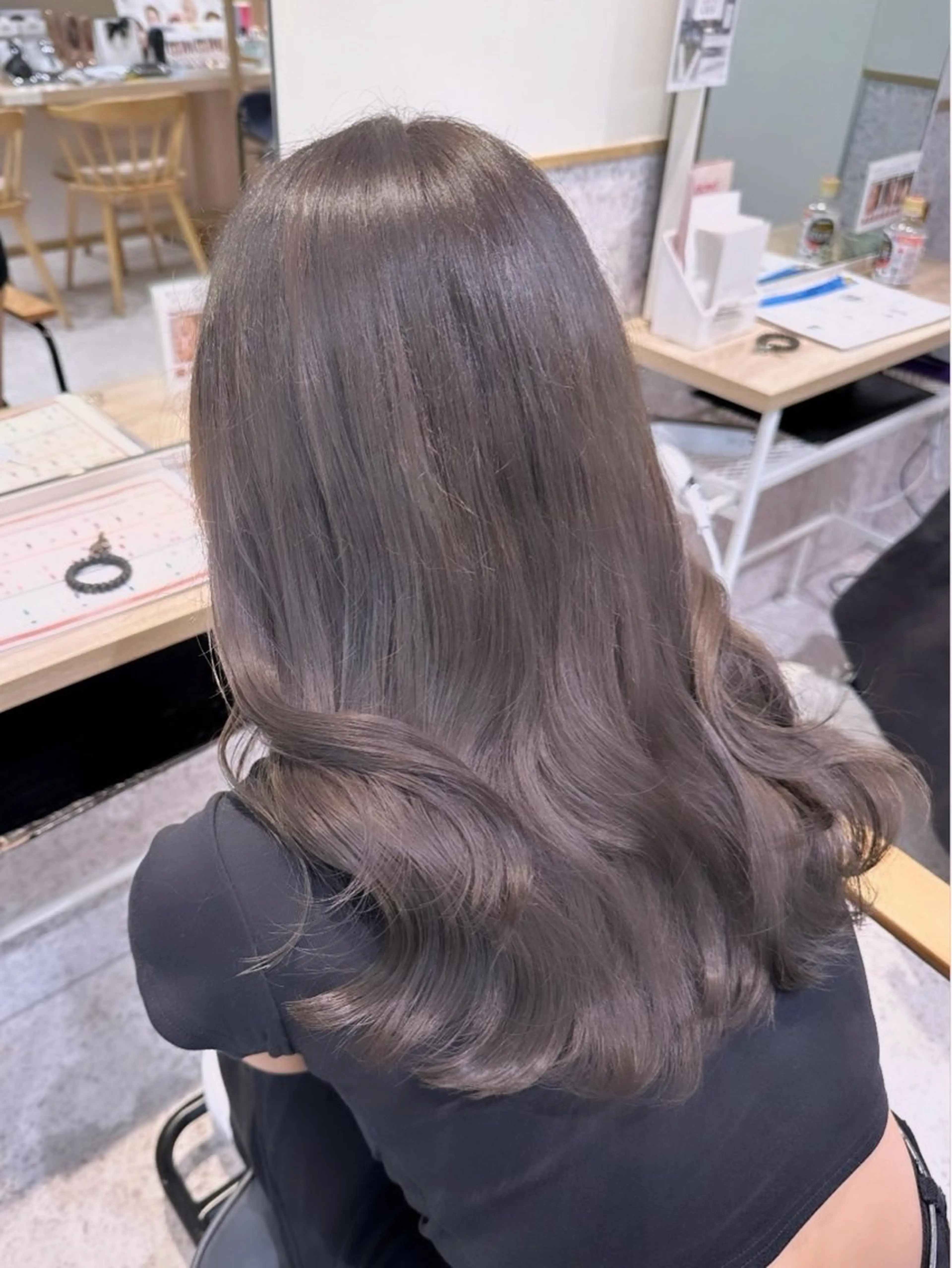 カラー ダブルカラー イヤリングカラー ハイライトカラー ハイトーンカラー インナーカラー カット ヘアカラー ハイトーン/艶カラー 🫧 ユイナのヘアスタイル