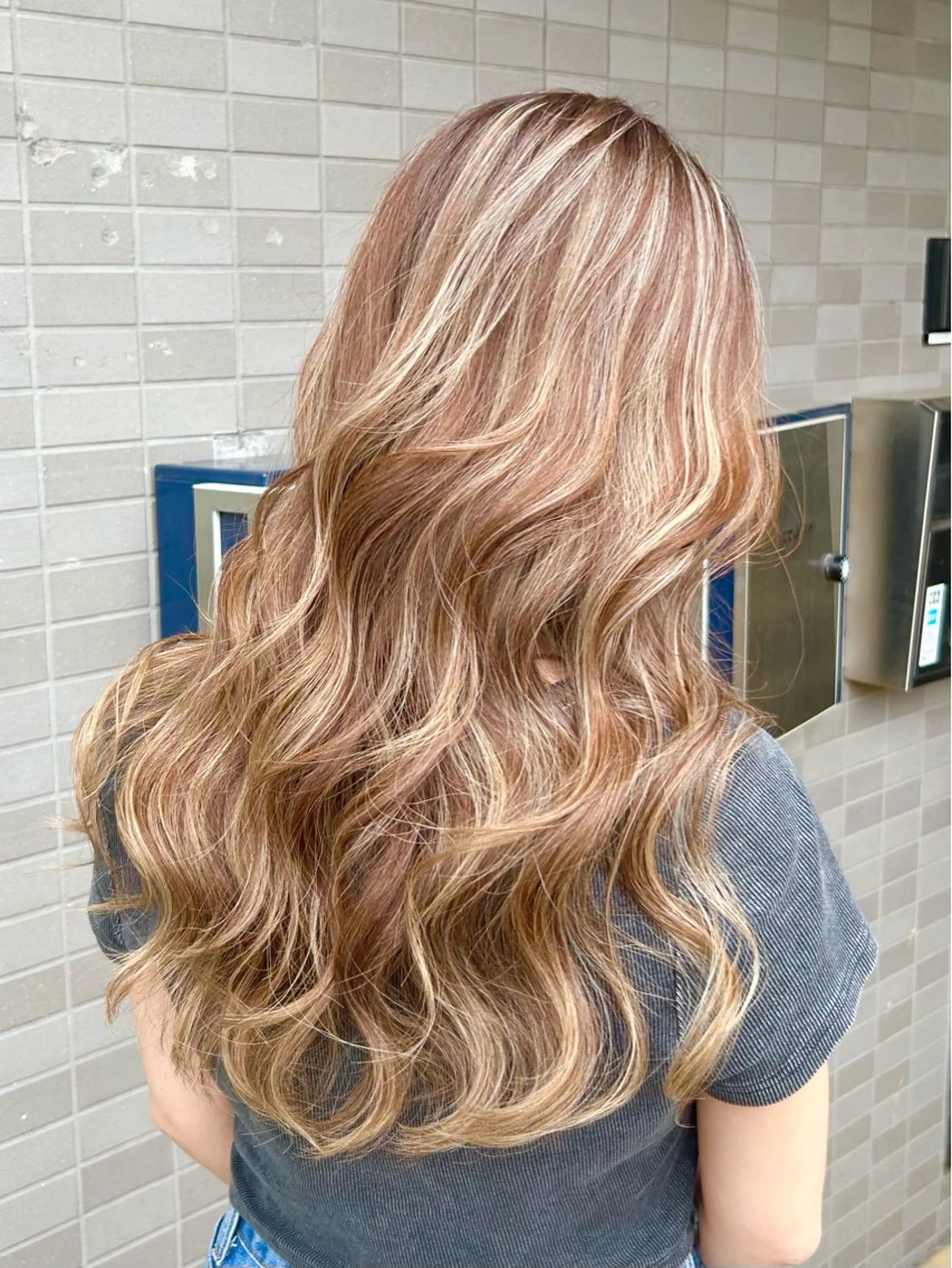 セミロング カラー バレイヤージュ ハイライトカラー 外国人風カラー ハイライト レイヤーカット ヘアカラー ✨レイヤーカット 海外ヘア/原宿✨のヘアスタイル