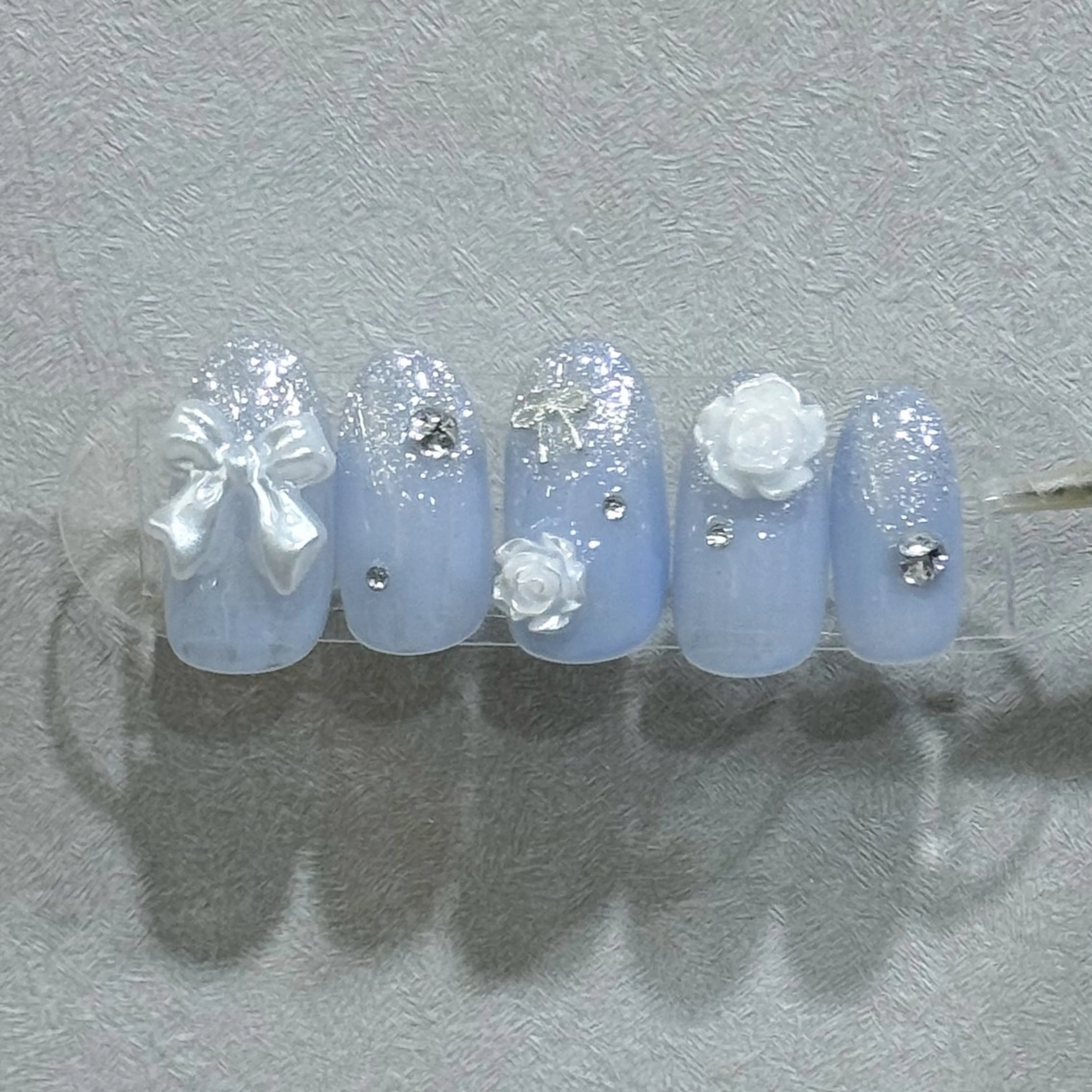 ネイル ラメ(グリッター) ラメグラデーション 水色 リボン ハンドネイル 韓国ネイル/ワンホン ネイル🎀表参道3分のネイルデザイン