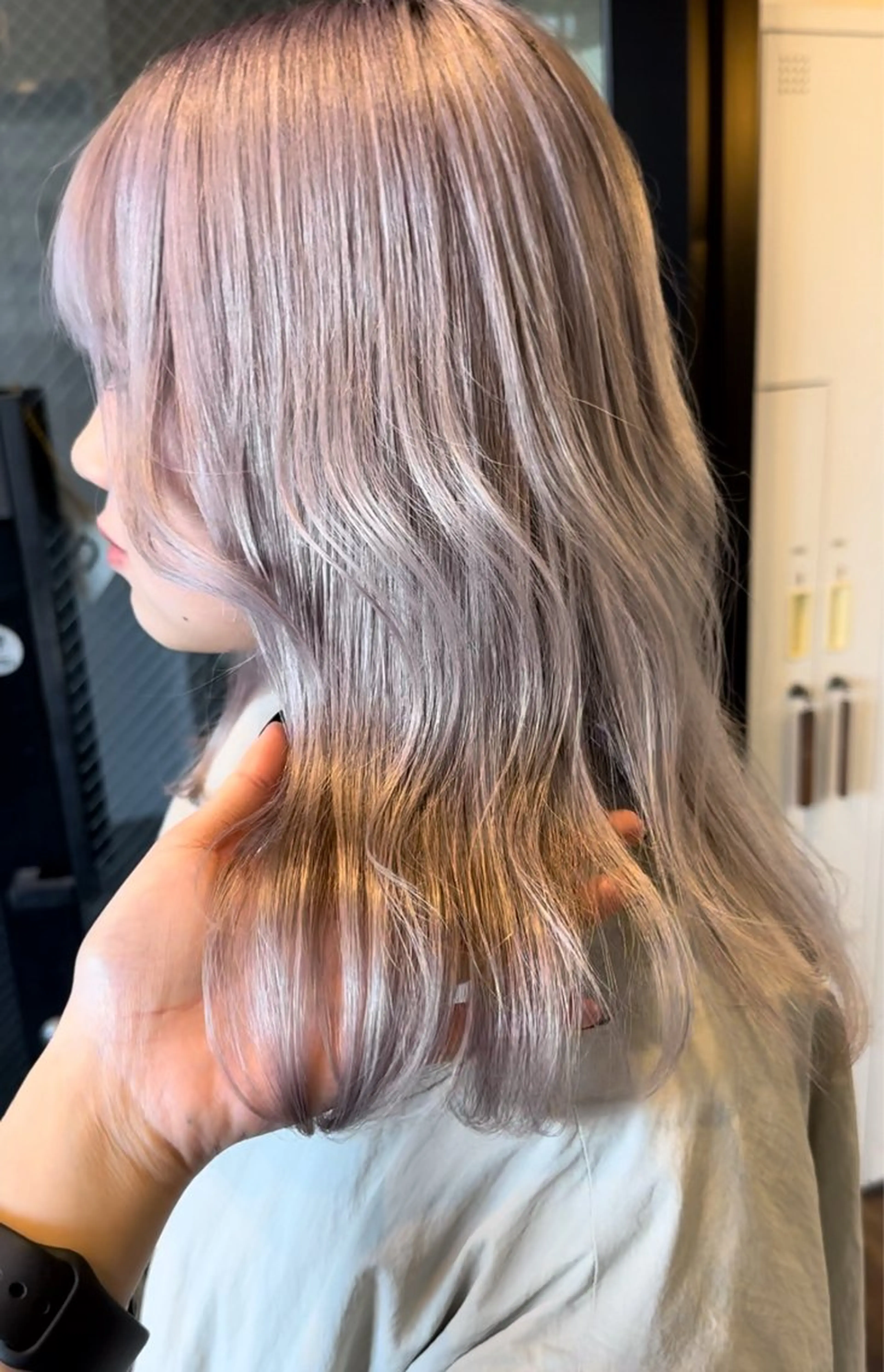 ミディアム カラー 赤みなしオリーブ ハイトーン×レイヤーのヘアスタイル