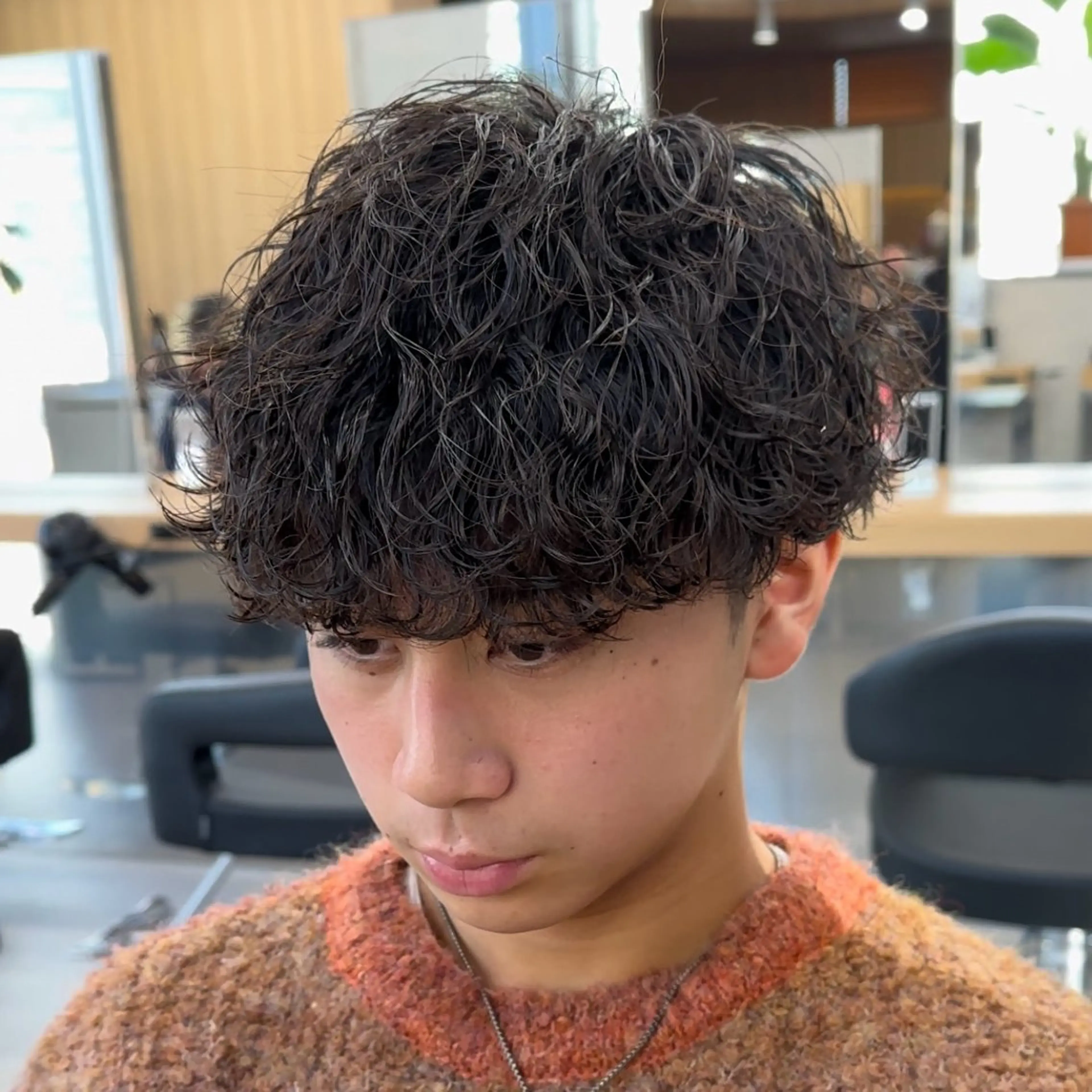 ショート パーマ メンズ センターパート メンズハイライト マッシュ メンズパーマ スペインカール ✂️メンズカット ひろき✂️のヘアスタイル