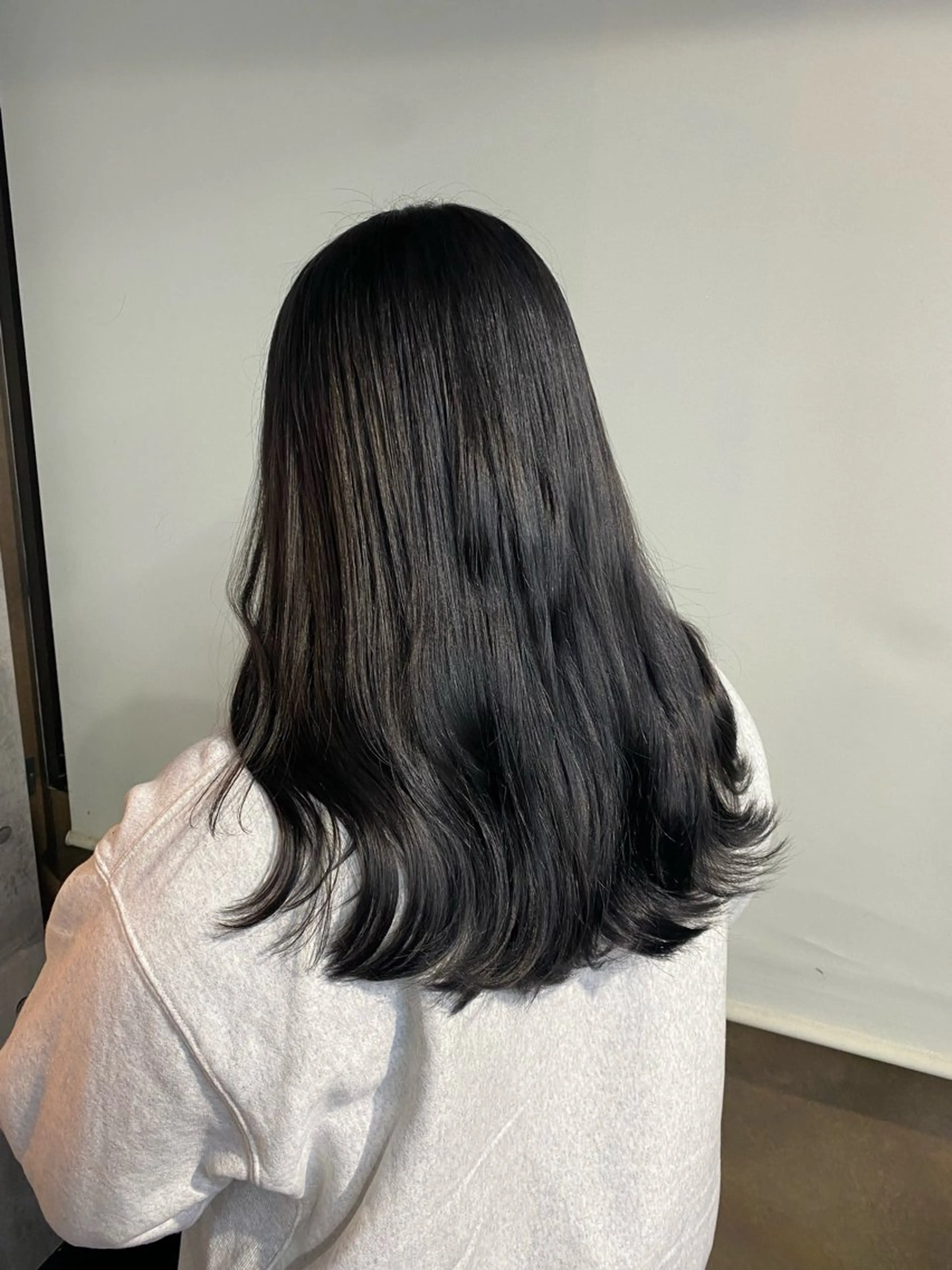 セミロング カラー 透明感カラー シルバー 外ハネヘア jyui/原宿 ハイトーン/デザインのヘアスタイル