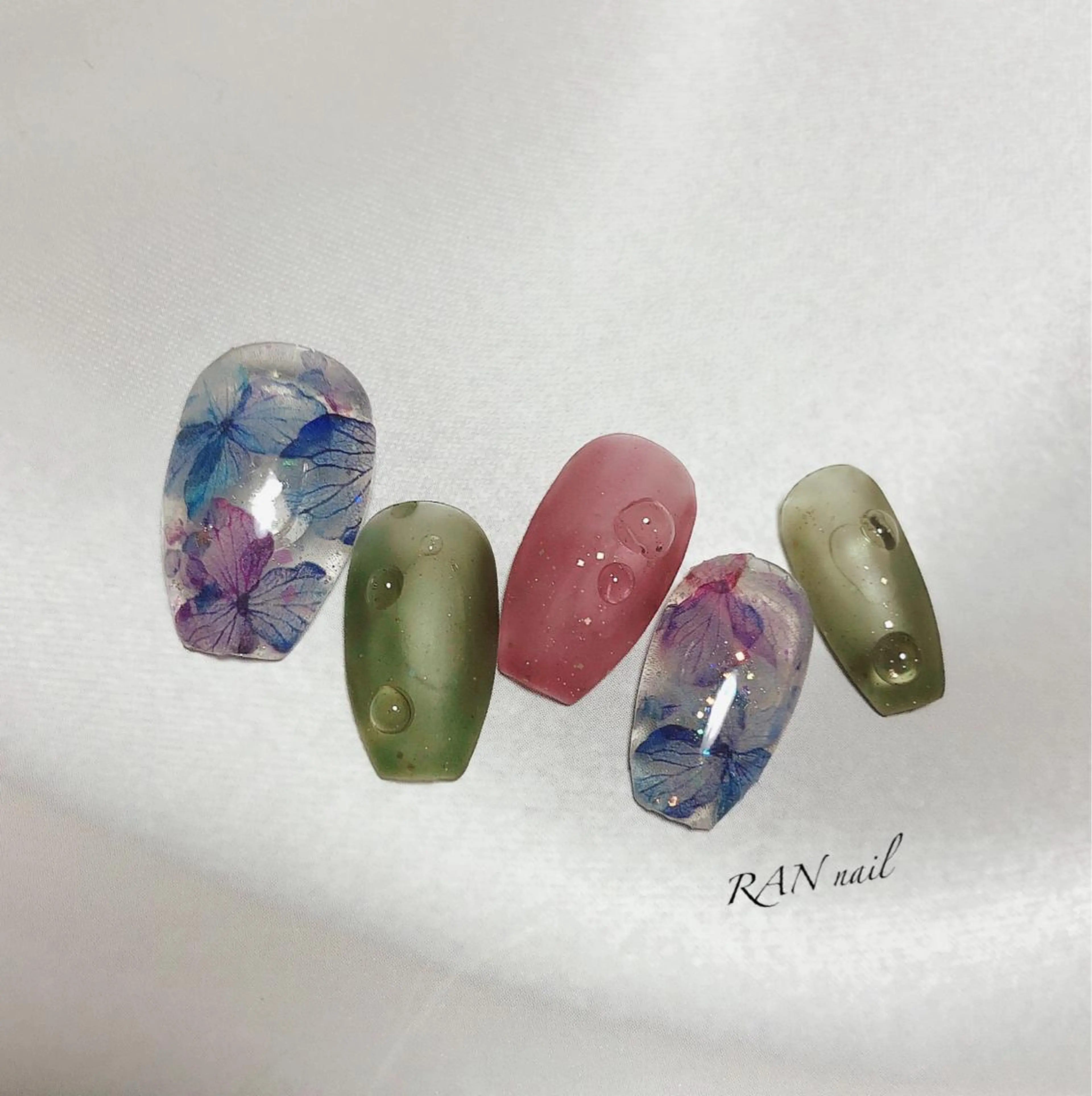 ネイル フラワーネイル ジェルネイル グリーン キラキラネイル パラジェル ハンドネイル フットネイル RAN nail 〜ランネイル〜所属・RAN nailのネイルデザイン