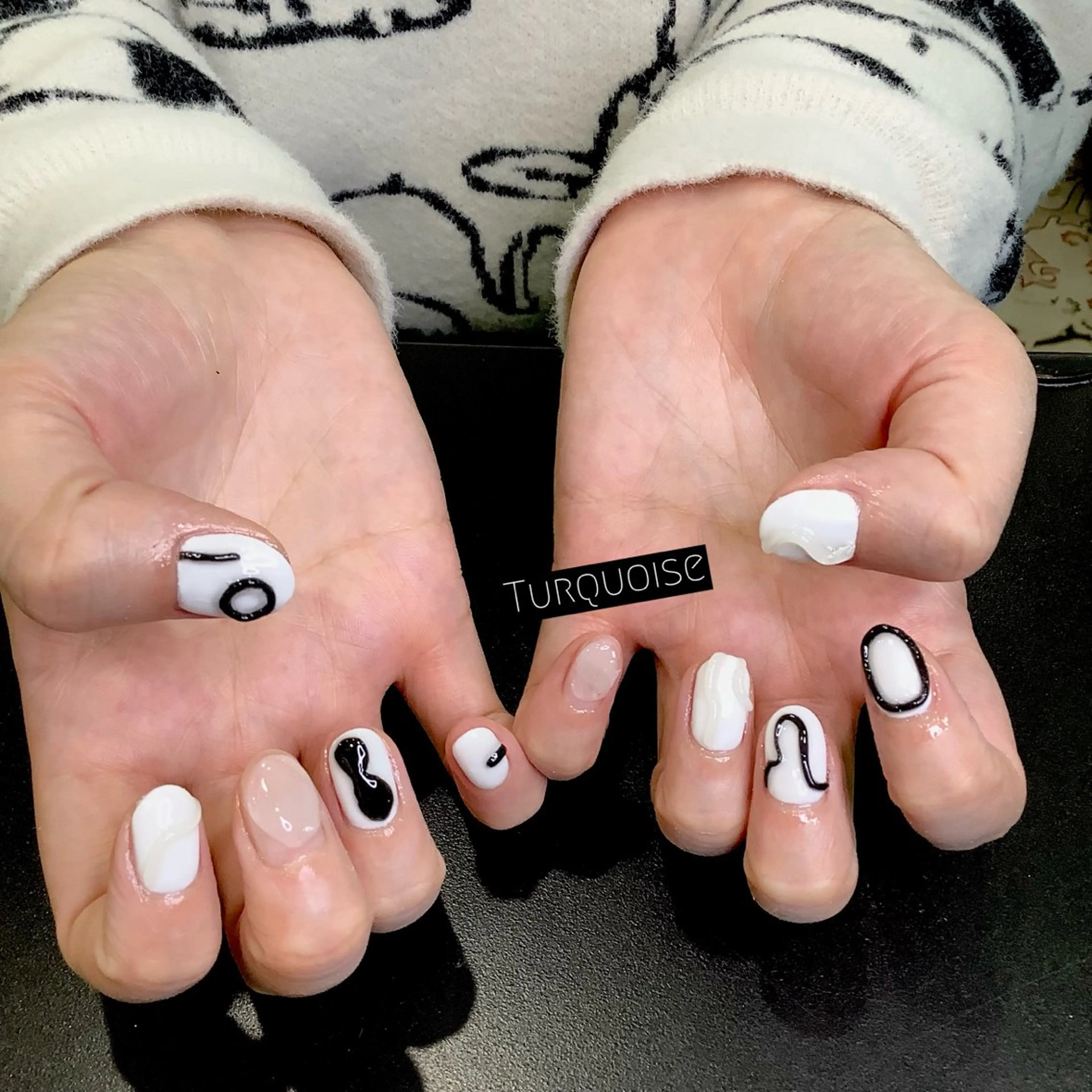 ネイル ハンドネイル ハンドケア 個性派ネイルサロン 💅🏼ターコイズのネイルデザイン