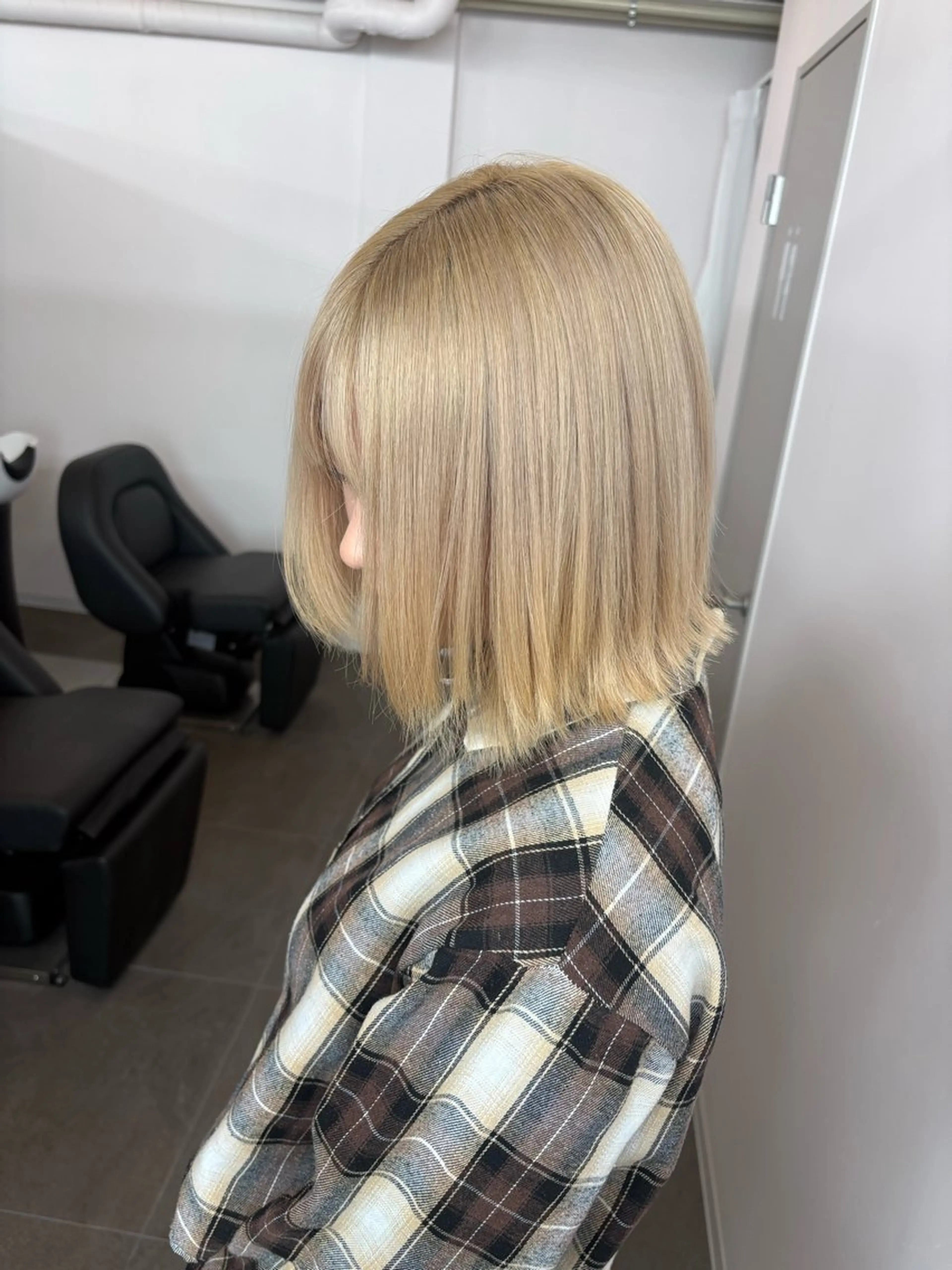 ミディアム カラー ベージュカラー 抜きっぱなしブロンド ブロンド ブロンドベージュ 心斎橋/透明感カラー / ミサキのヘアスタイル