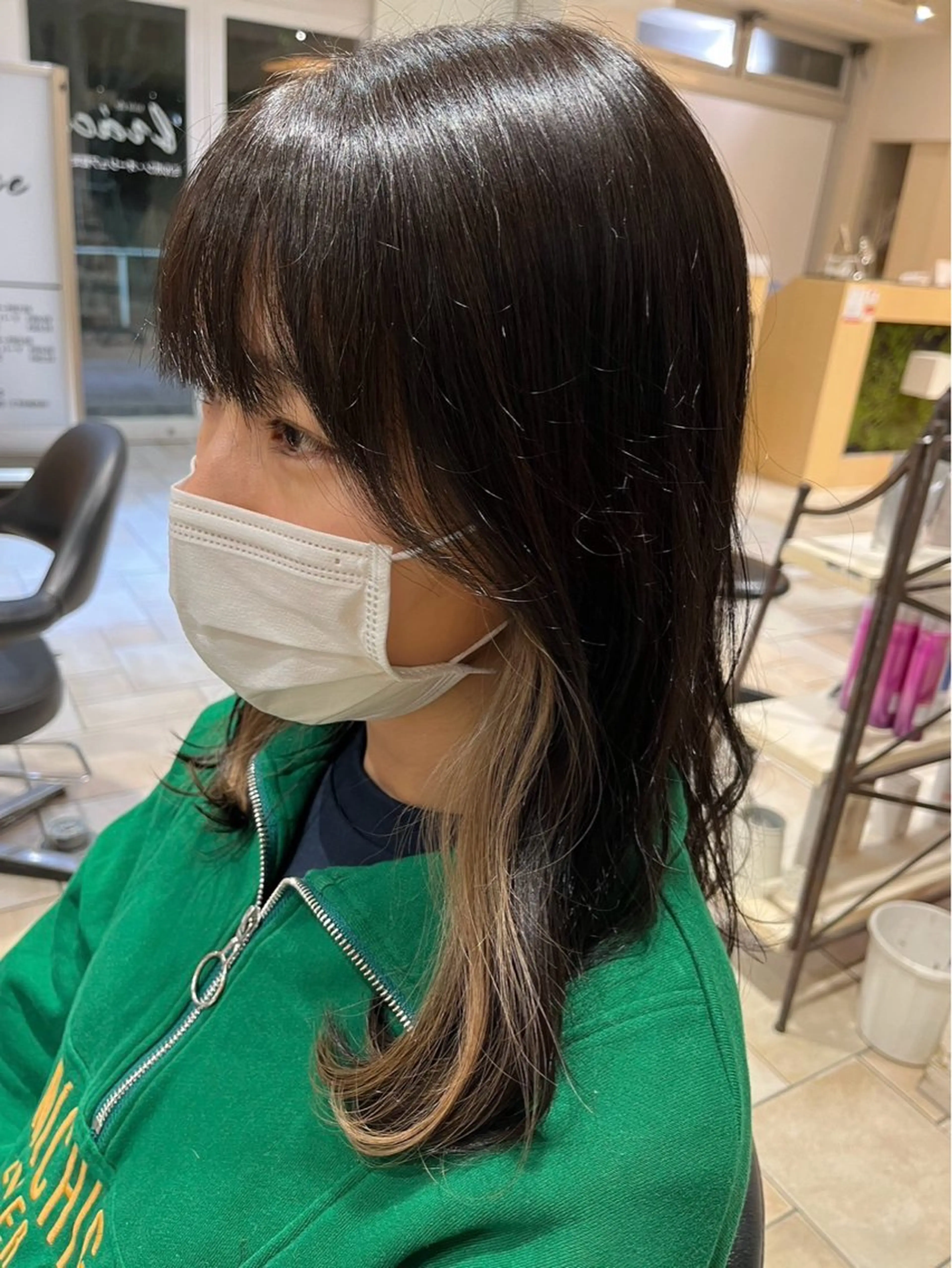 大人の魅力を引き出すくびれカット＋さりげない大人のポイントインナーカラー＋ケアTRの写真