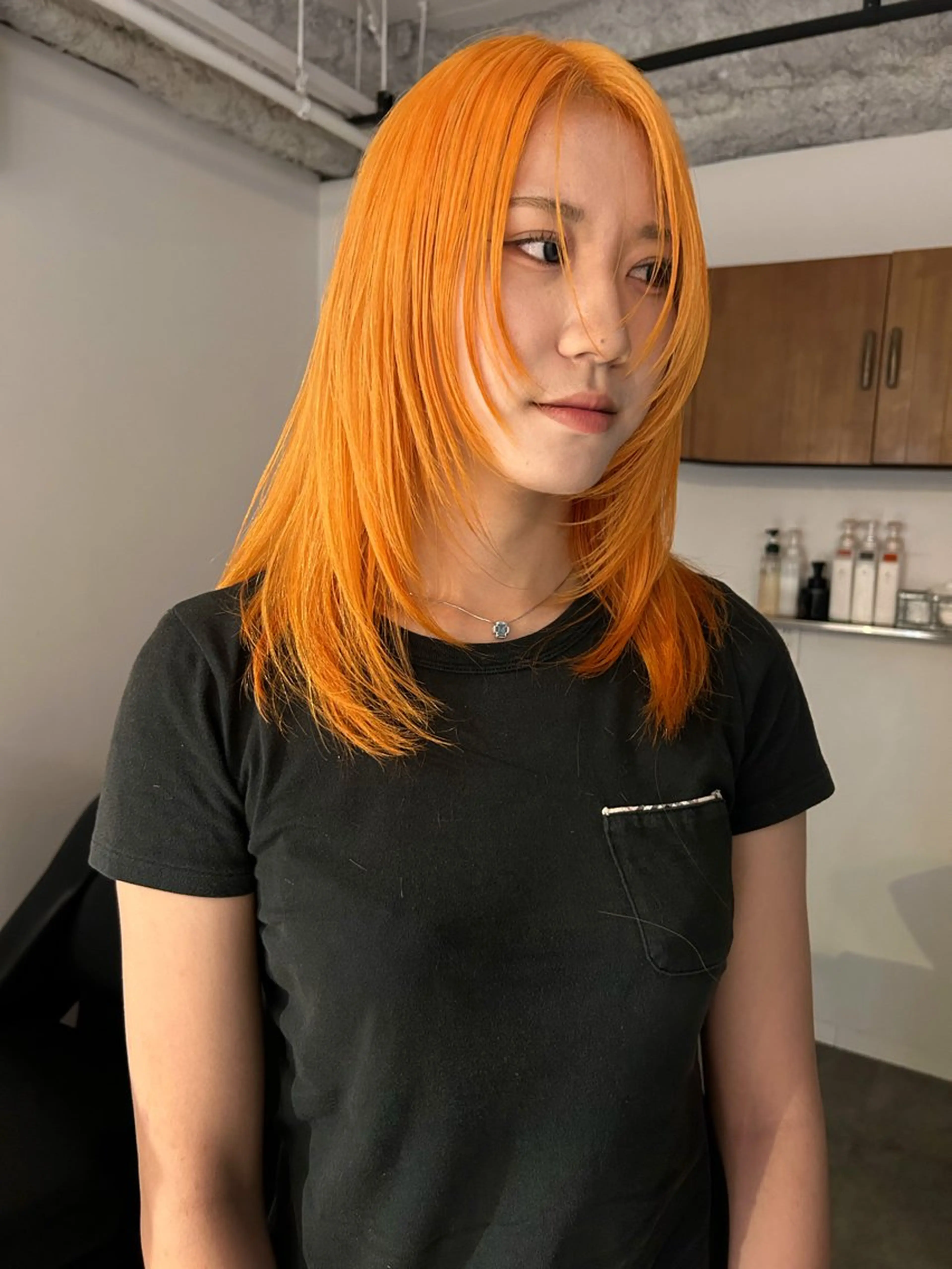 ミディアム カラー ブリーチ ケアブリーチ オレンジ レイヤーカット カット ヘアカラー トリートメント Loom.所属・村上雅人 ナチュラルモードのヘアスタイル