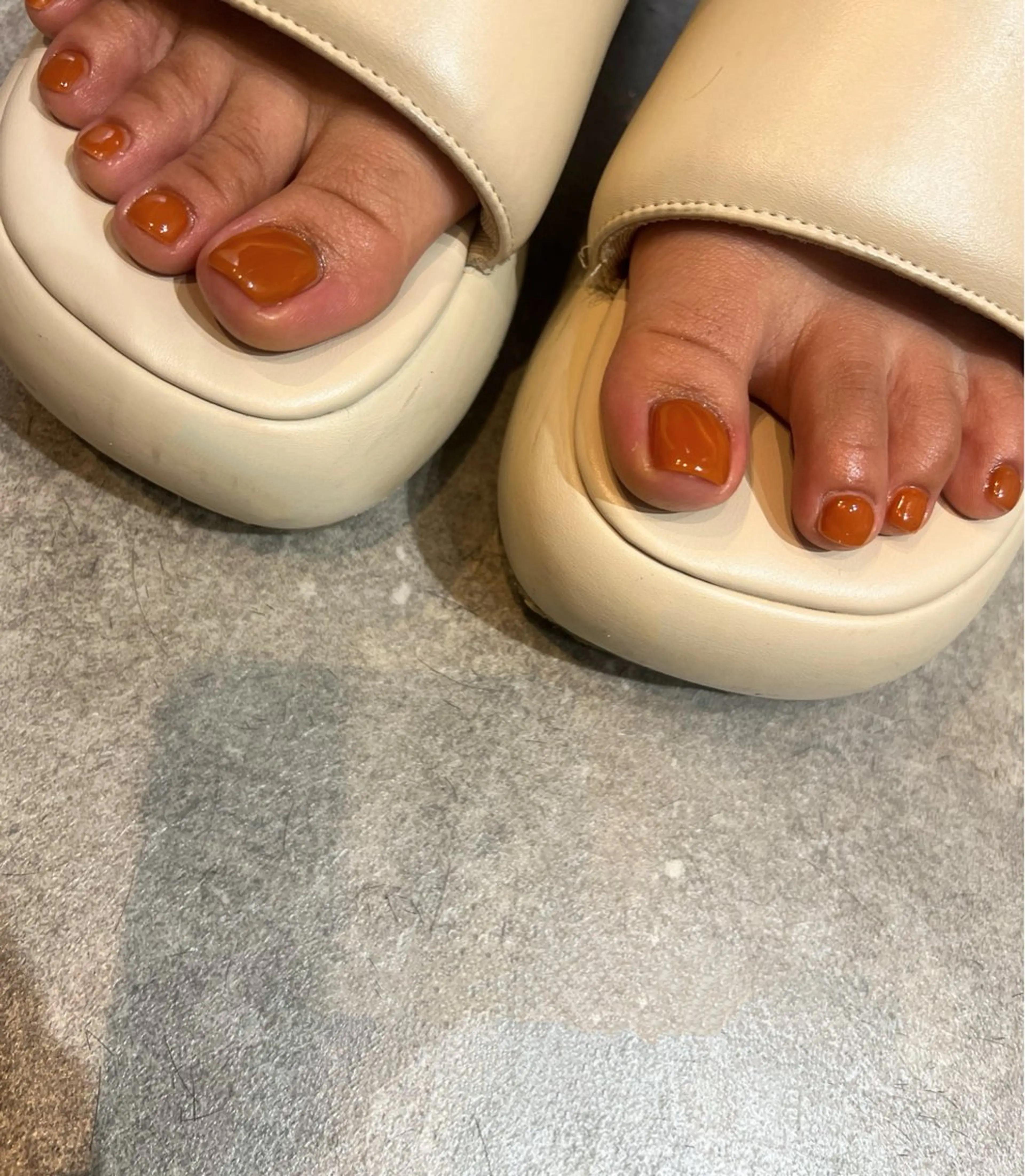 ネイル べっ甲ネイル ブラウン フットネイル ヘアメイクネイリスト 💄💅hidemiのヘアスタイル