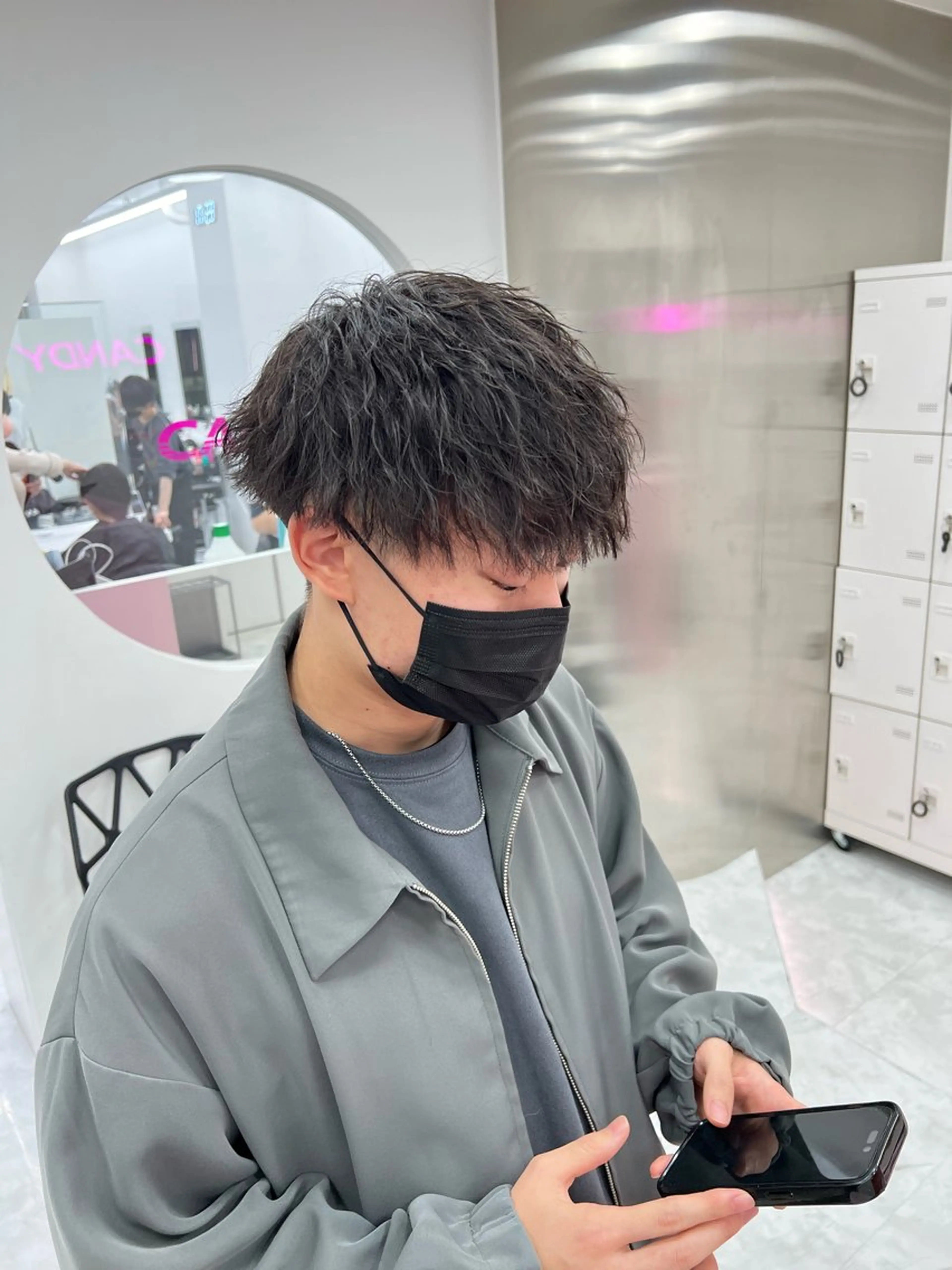 ミディアム パーマ メンズ ミディアムパーマ センターパート メンズ韓国風 韓国マッシュ マッシュウルフ メンズパーマ特化 TAIGAのヘアスタイル