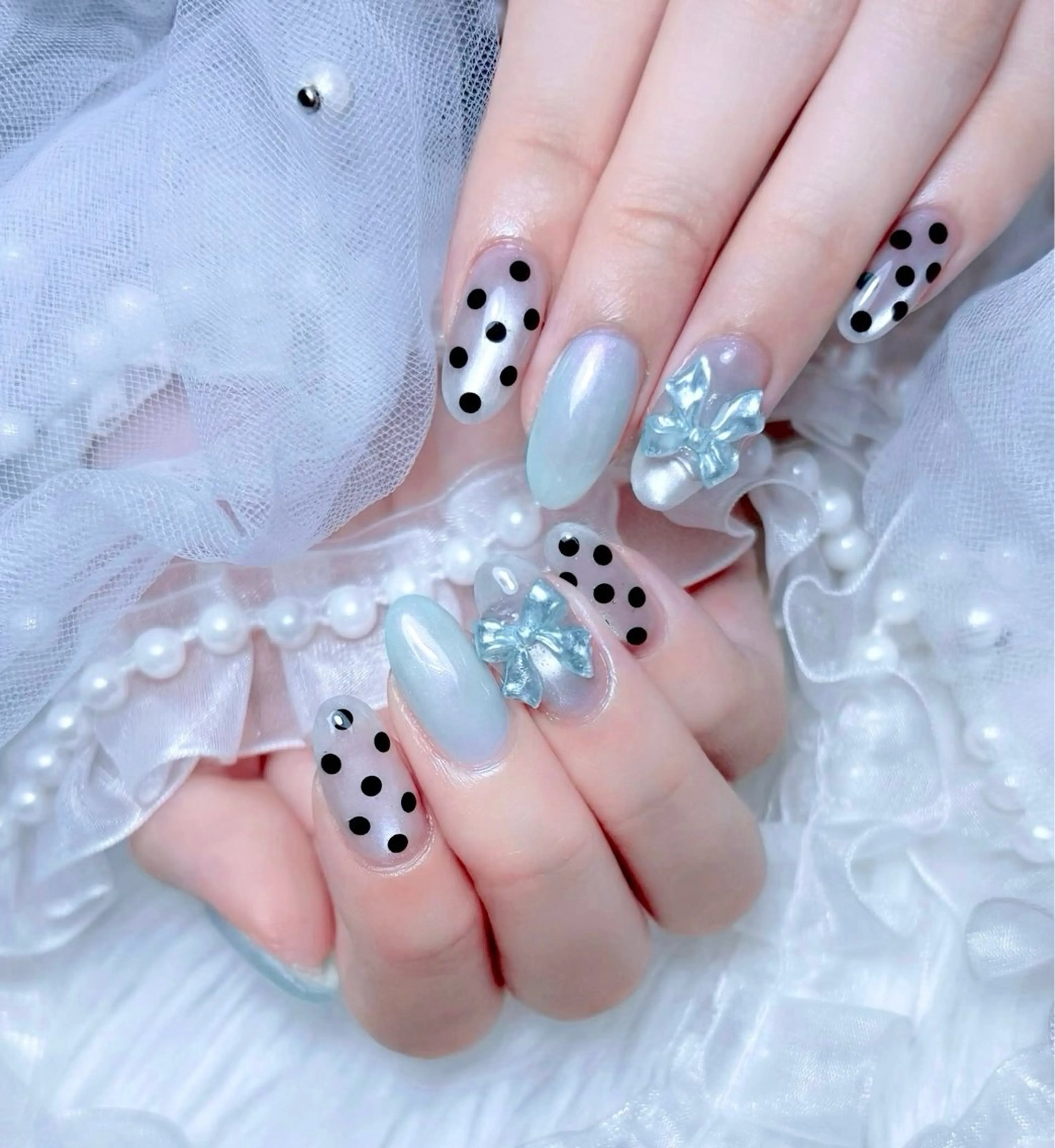 ネイル ドット リボン 𝑬𝑹𝑰𝑲𝑨 𓂃🎀𓈒𓏸のネイルデザイン