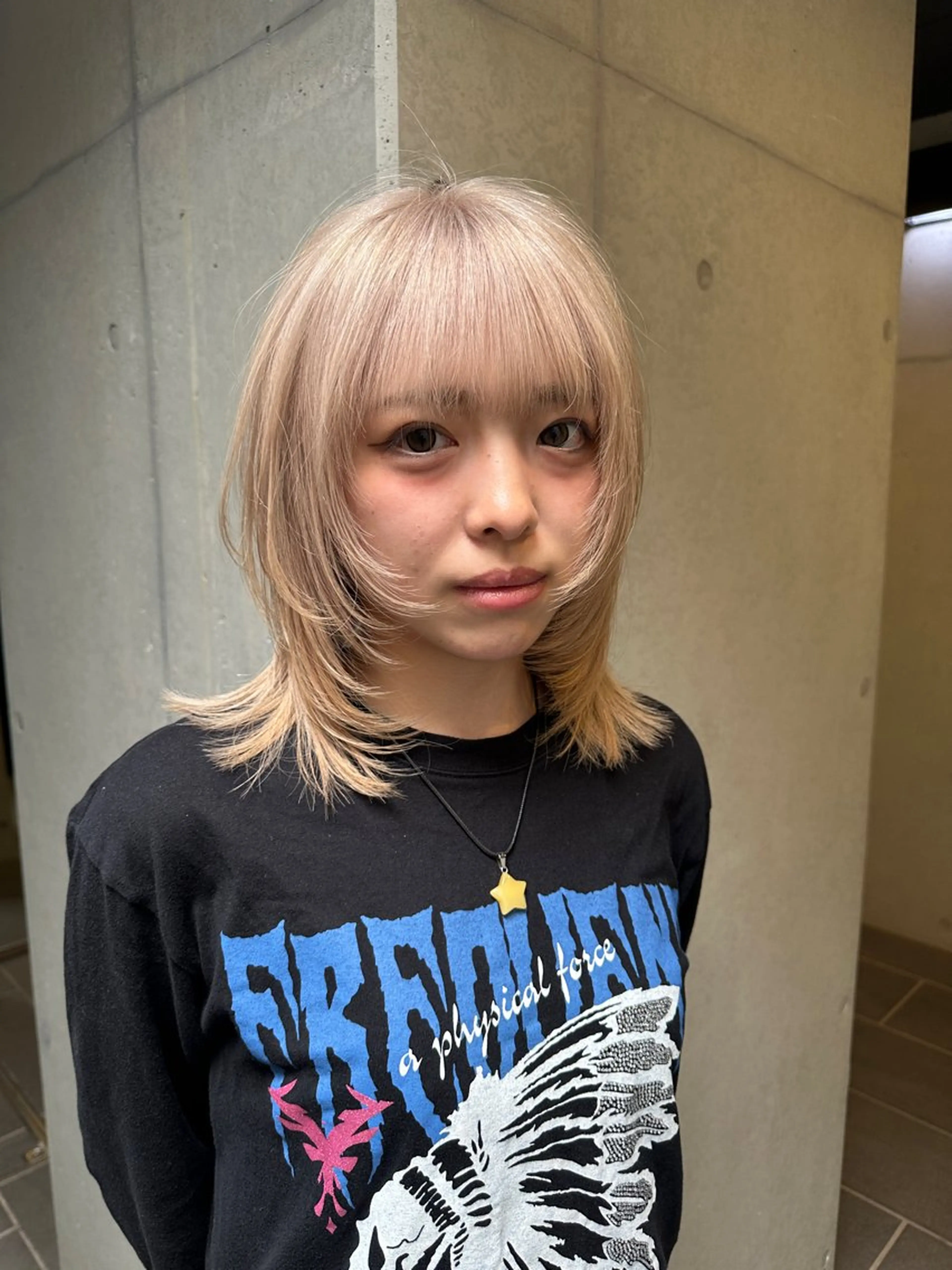 ミディアム カラー ベージュカラー ブリーチ ブロンド ホワイトベージュ ホワイトブロンド カット ヘアカラー 似合わせウルフ/ レイヤー/山本祐輔のヘアスタイル