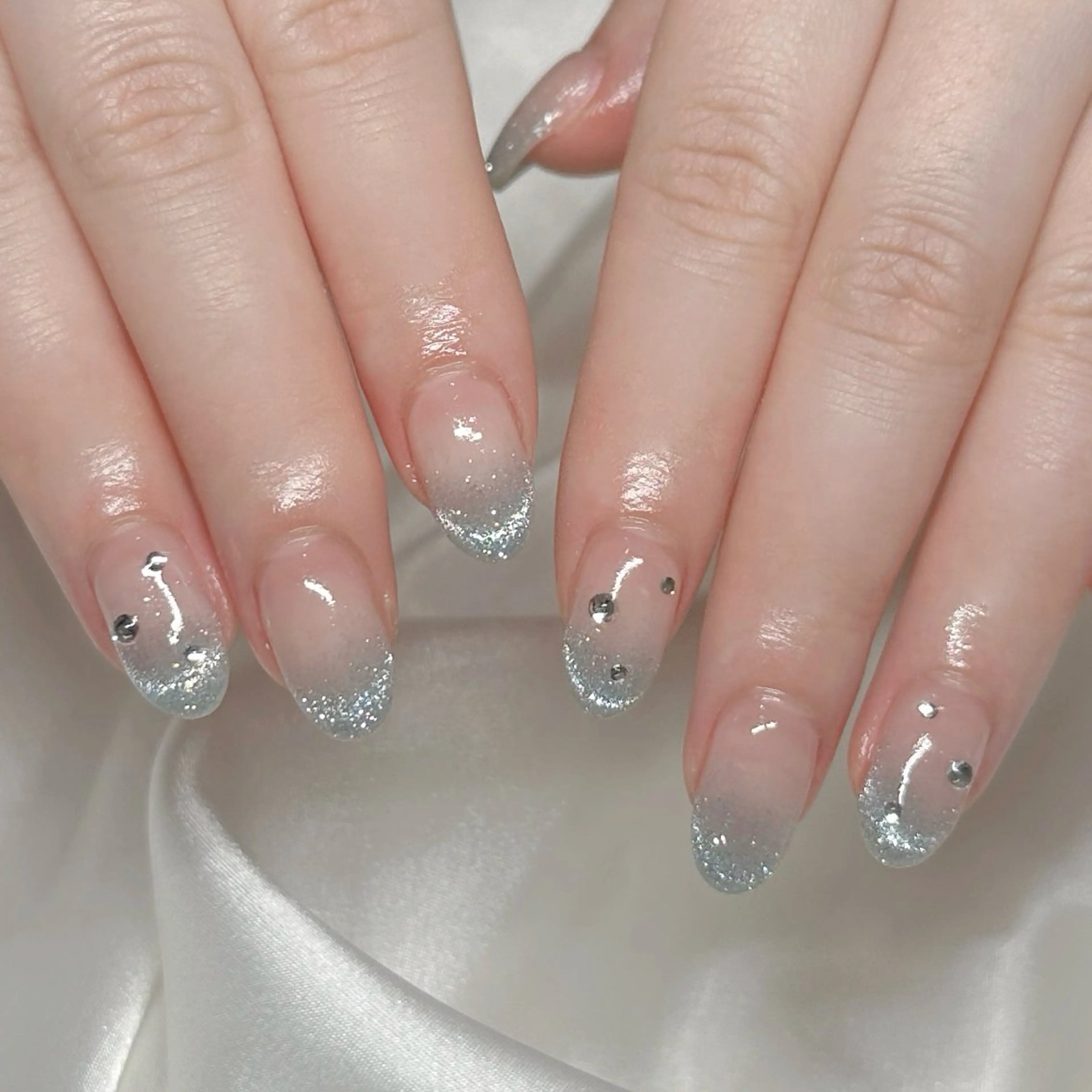 ネイル ブルー フレンチネイル 韓国ネイル ラメ(グリッター) 水色 ハンドネイル L'oeillet HIBIKIのネイルデザイン