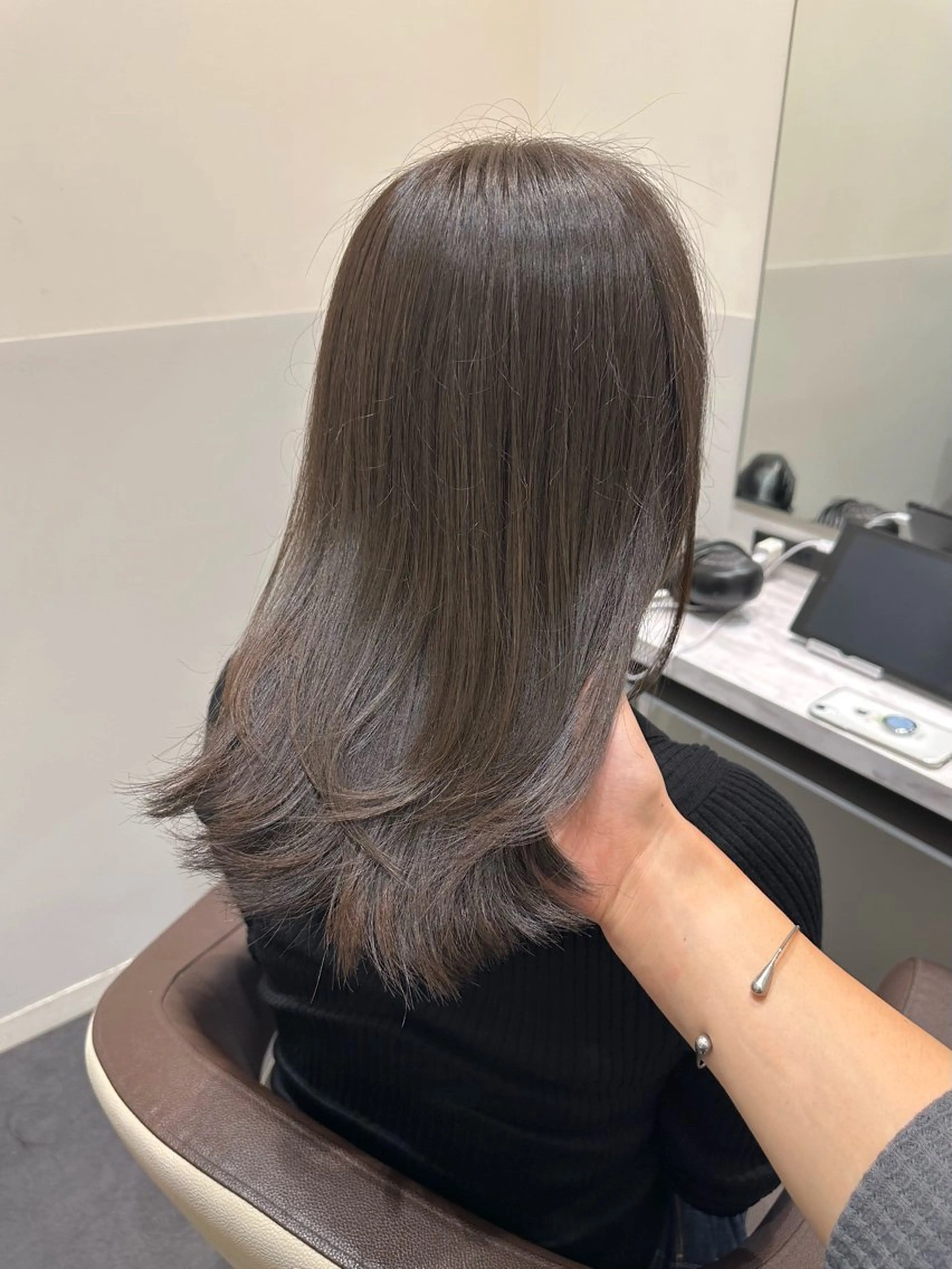 ミディアム カラー ブリーチ グレージュ ブリーチなしカラー くびれヘア ヘアカラー トリートメント 矢野 晃平のヘアスタイル