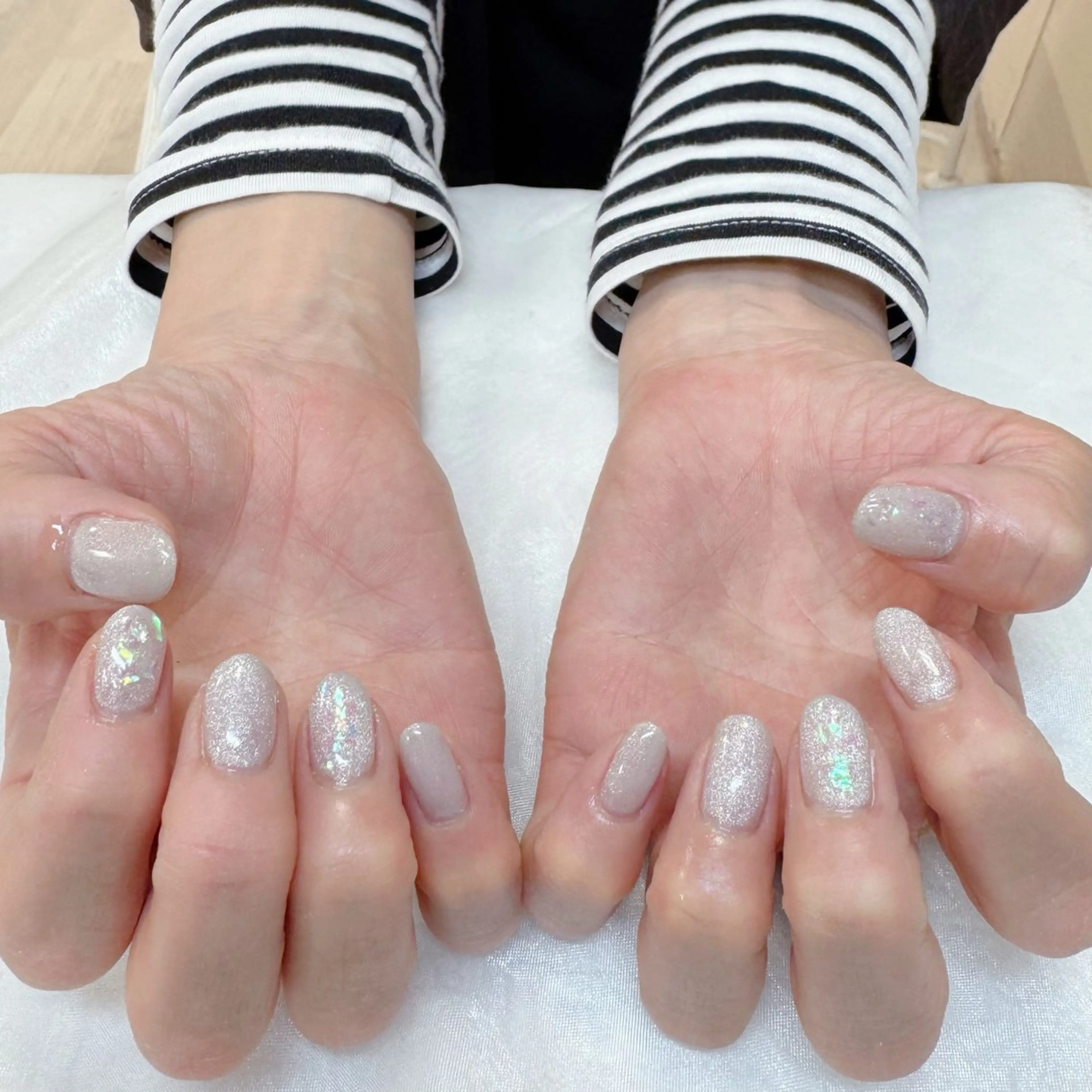 ネイル キラキラネイル ニュアンスネイル シルバー maruyasu. yのネイルデザイン