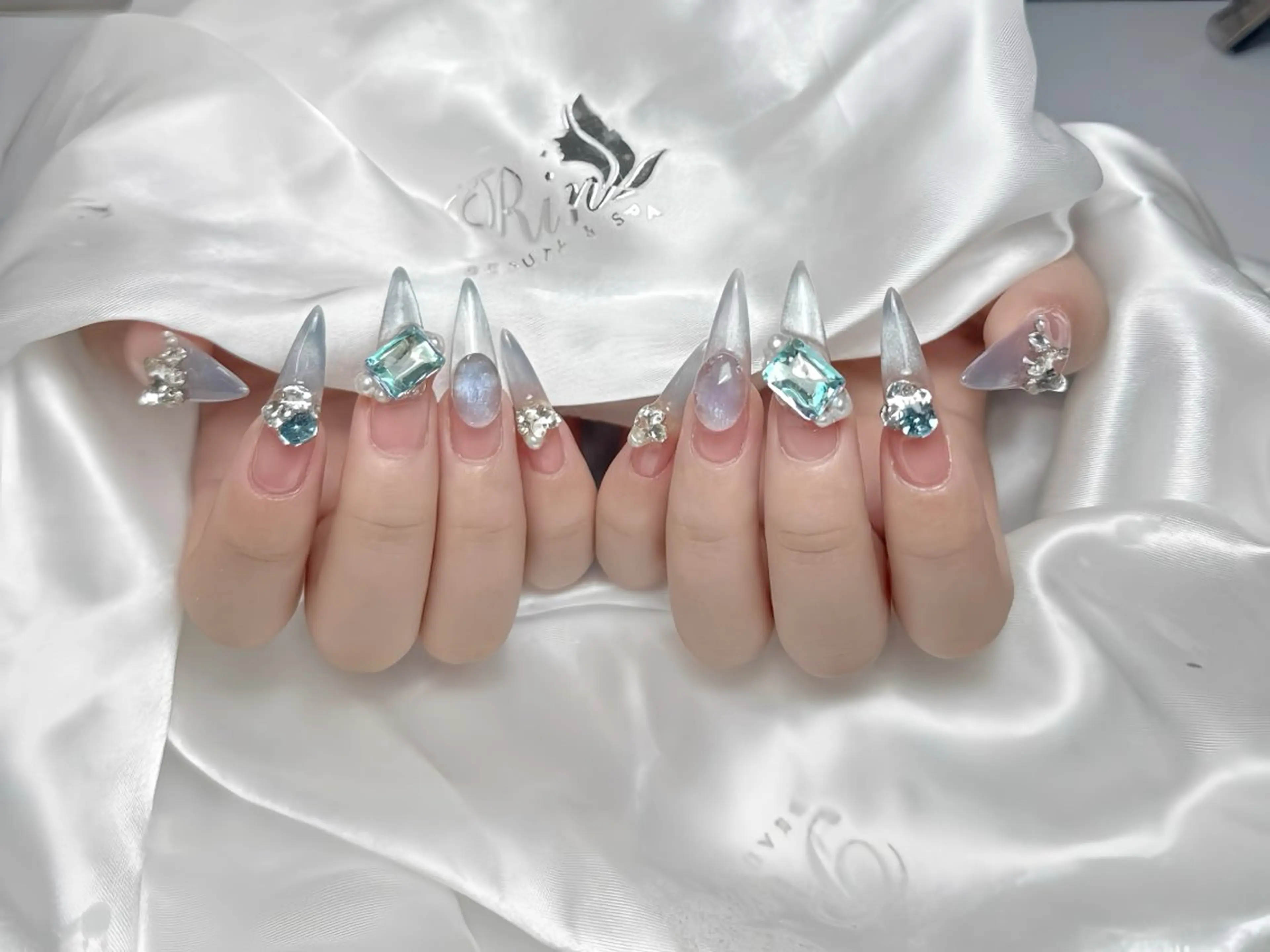 ネイル 成人式 ロングネイル ネイルチップ ハンドネイル Rin Nail 新大久保店のネイルデザイン