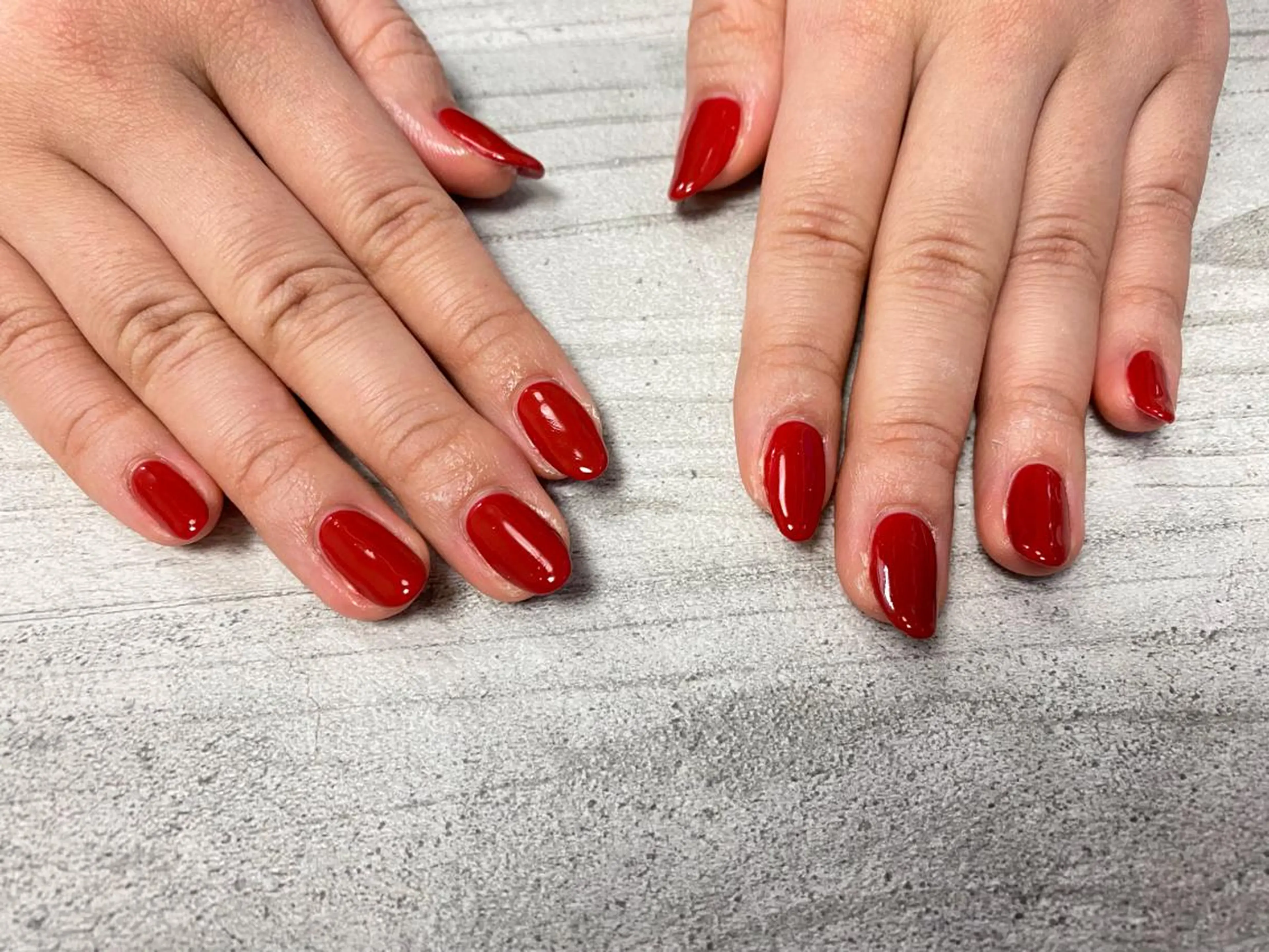 ネイル ワンカラーネイル 赤色 ハンドネイル mogunail &blowのネイルデザイン