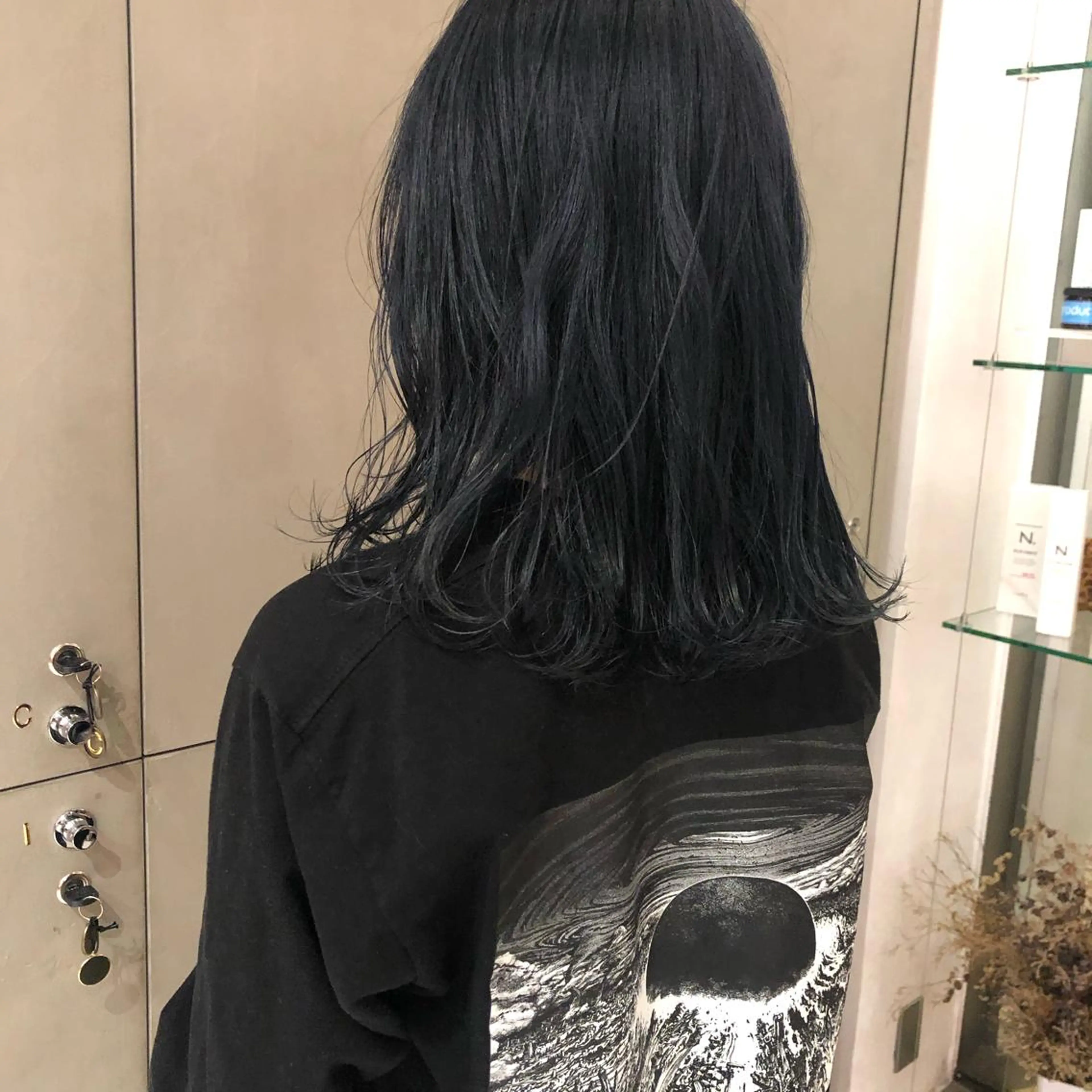 ミディアム カラー 黒髪 ブルーカラー ブルーブラック 古屋 花織のヘアスタイル