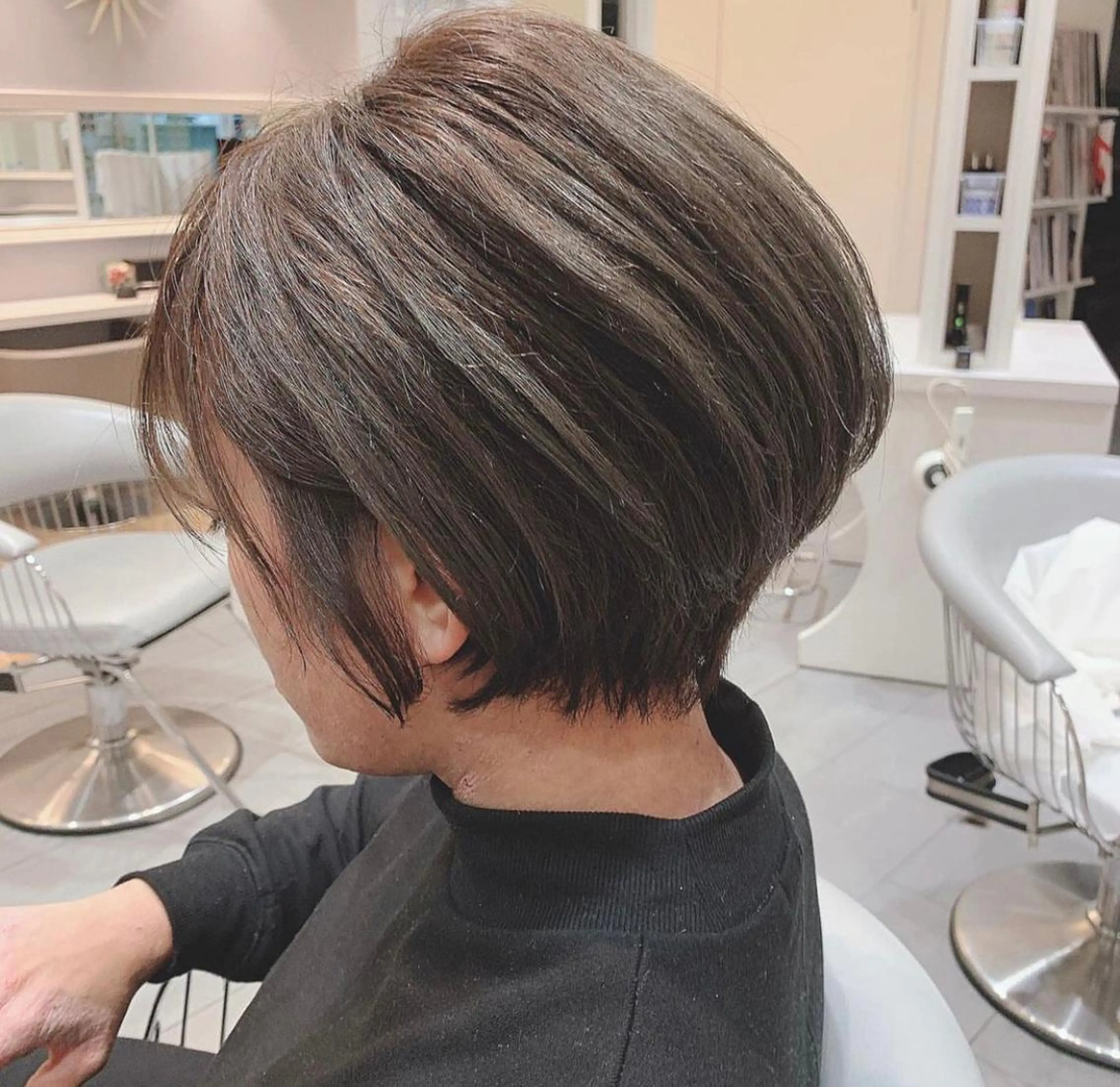 ショート カラー くびれヘア ショートヘア Ｈａｉｒ’ｓ Ｇａｌｌeｒｙ所属・コテ巻きパーマ 阪上 沙織のヘアスタイル