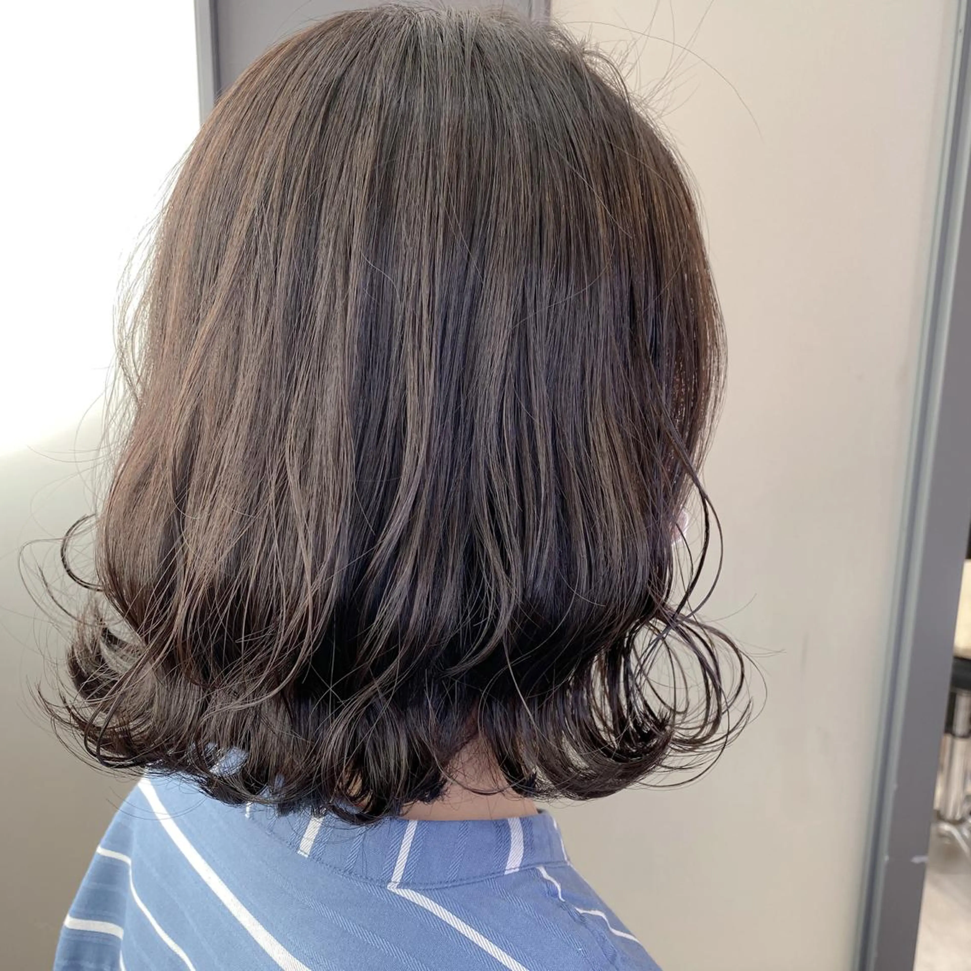 ミディアム カラー アッシュ アッシュグレー 【透明感、艶髪】西村 有司のヘアスタイル