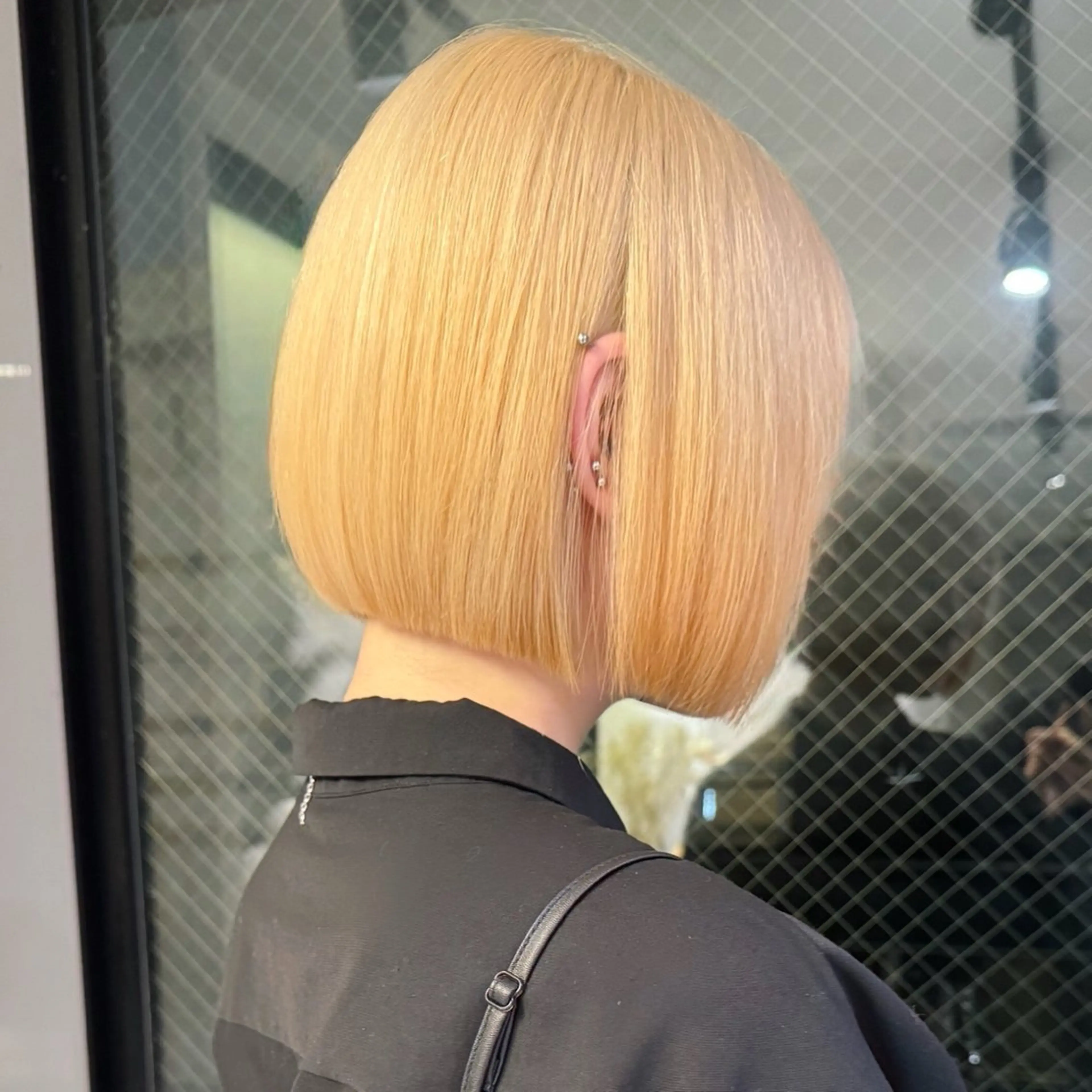 ショート カラー 切りっぱなしボブ ブリーチ 抜きっぱなしブロンド ボブ 韓国風ヘア 髪質改善/ブリーチ/ ボブ特化/よしきのヘアスタイル