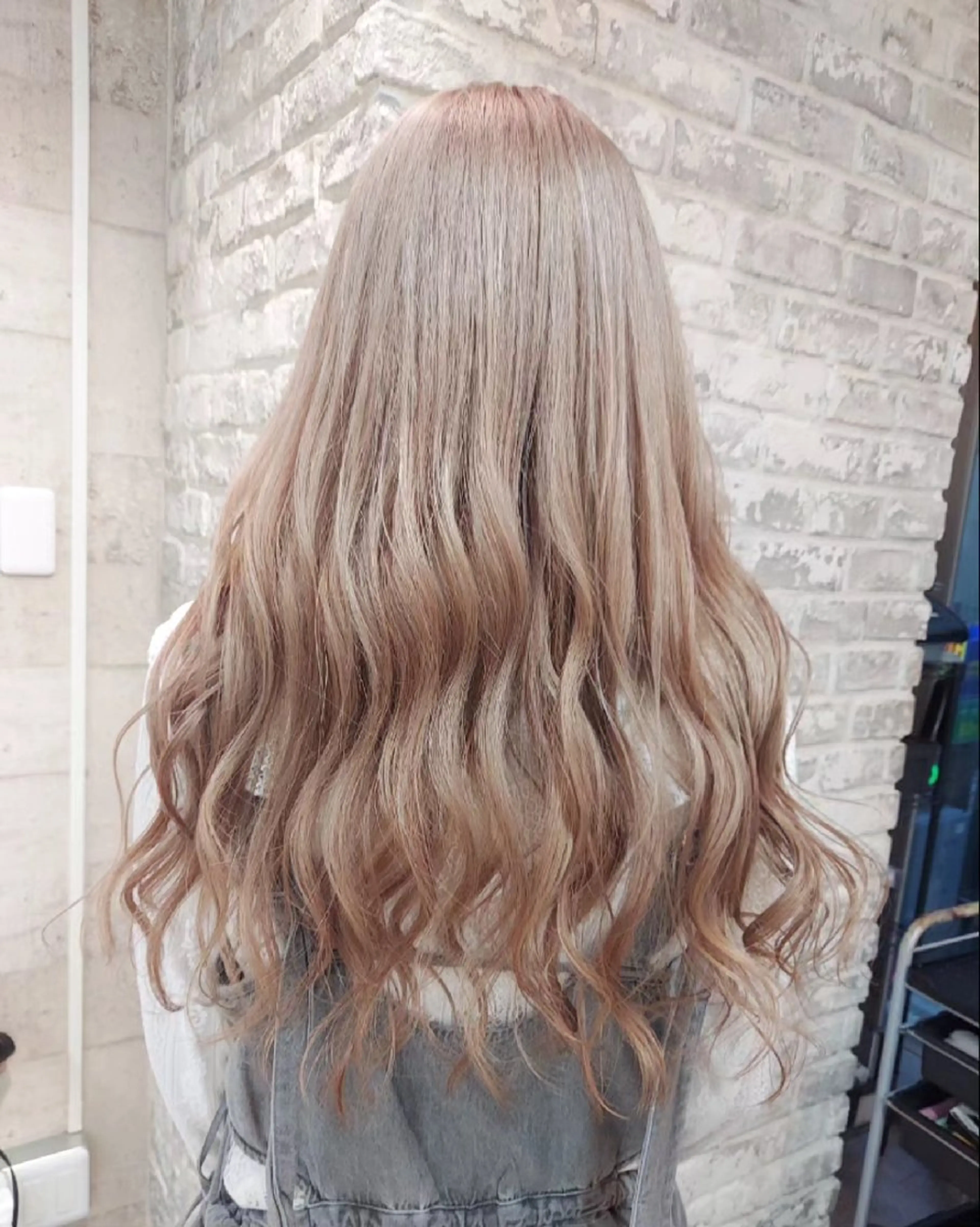 ロング カラー ベージュカラー ダブルカラー ミルクティーベージュ ヘアカラー トリートメント ブリーチ・ハイトーン 特化🎉内山のヘアスタイル