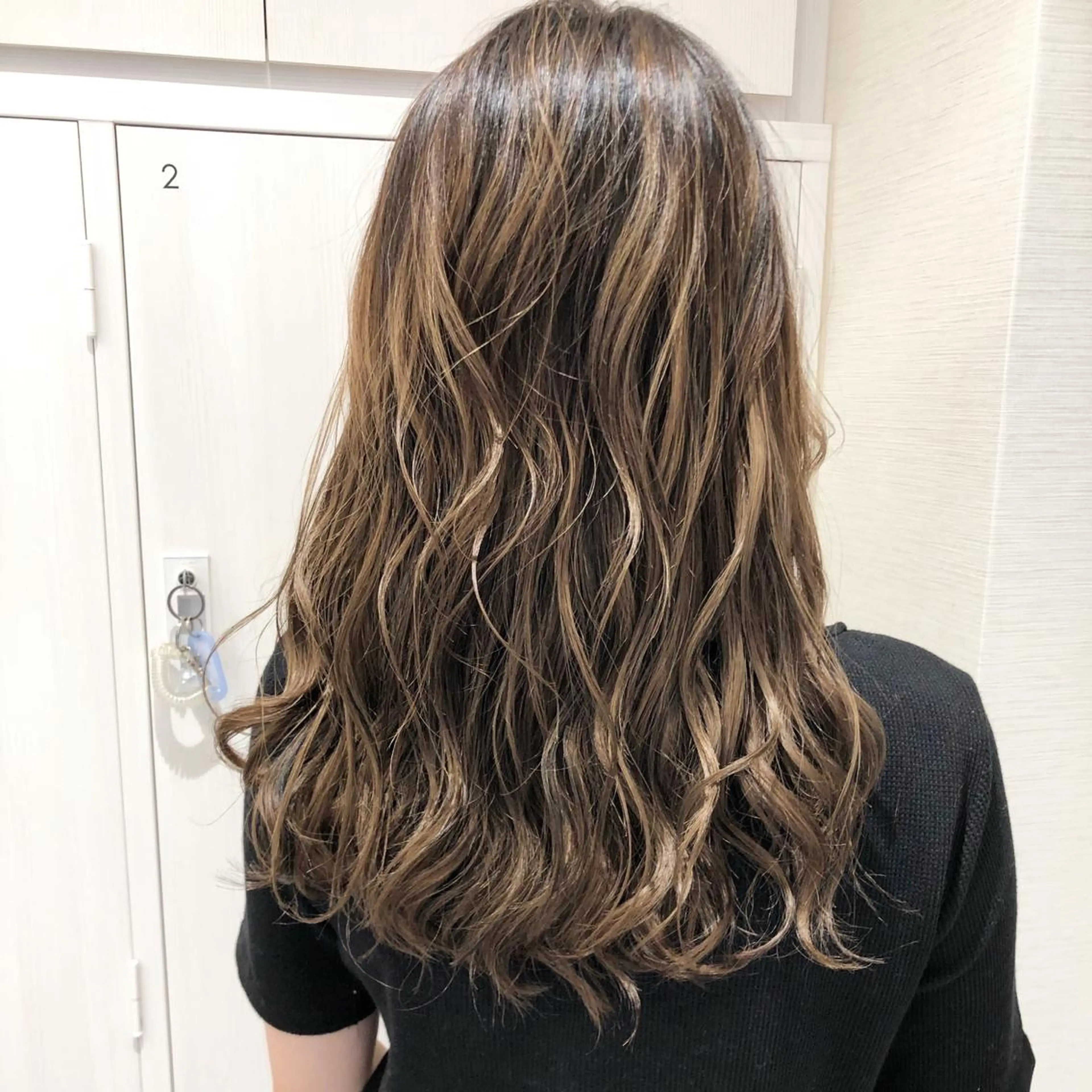 ロング カラー アッシュ バレイヤージュ ブリーチ グラデーションカラー グレージュ 三鷹で1番ショート ボブをカットする新谷のヘアスタイル