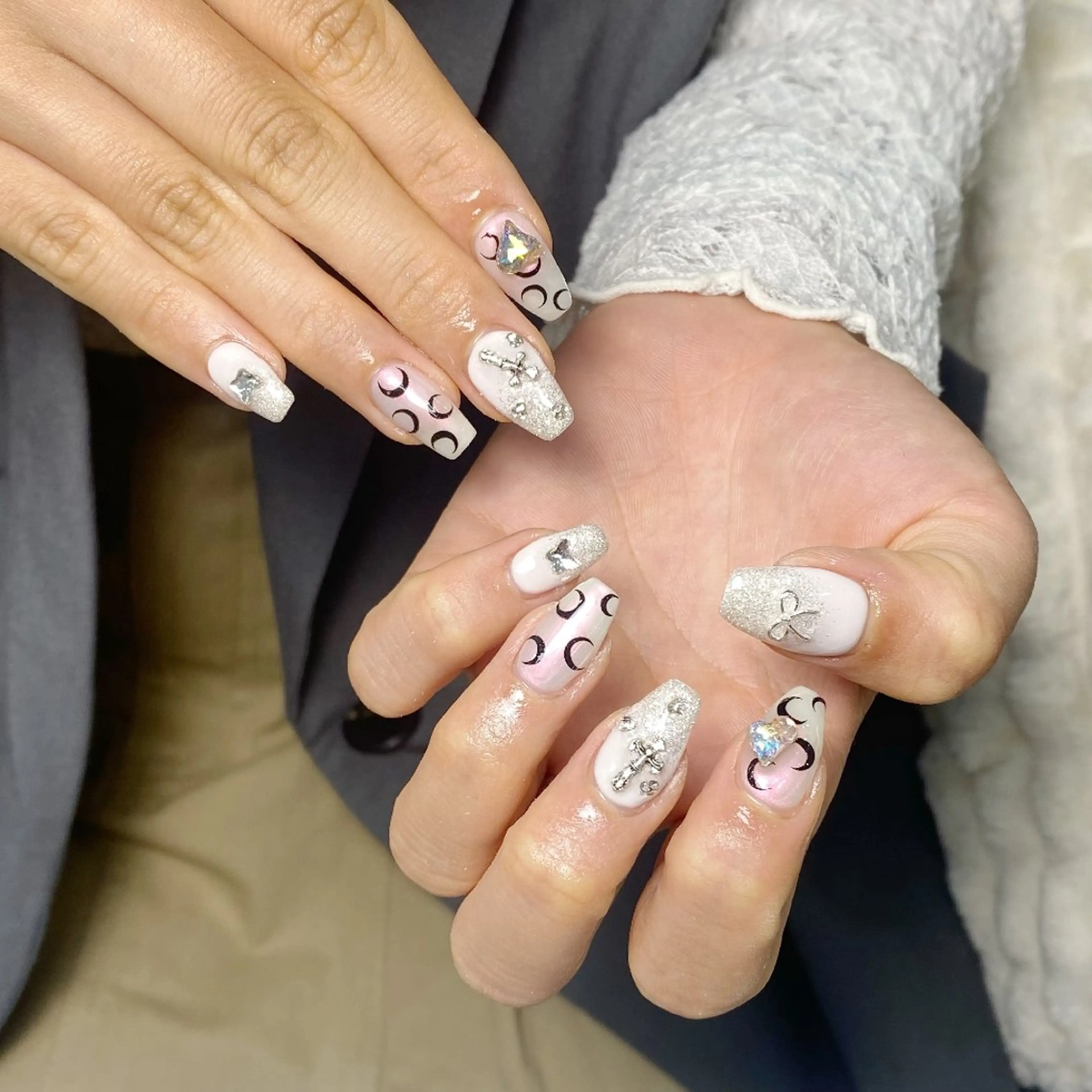 ネイル チークネイル フレンチネイル ジェルネイル ガーリー キラキラネイル ハンドネイル UM Nail Salonのネイルデザイン