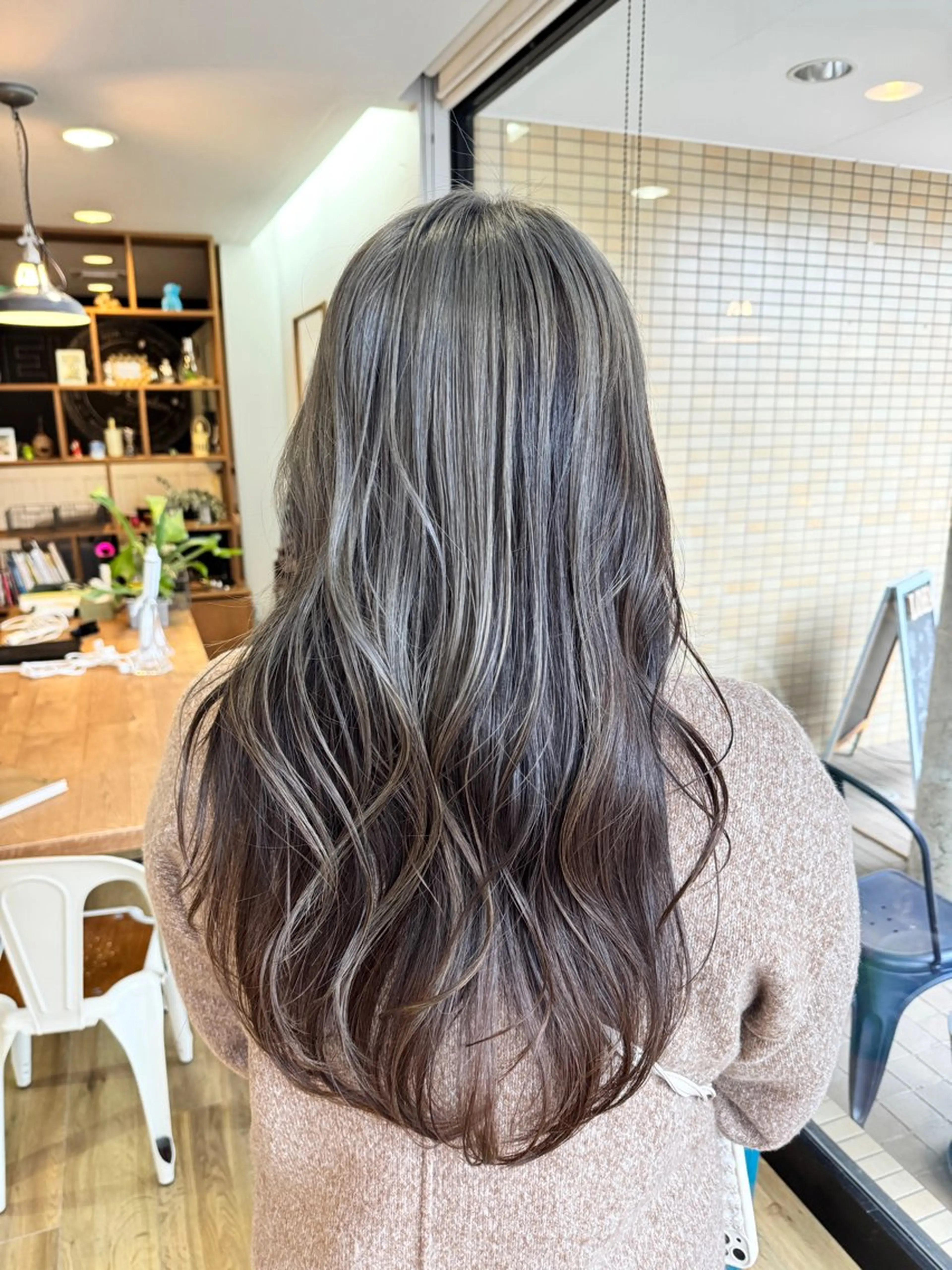 ロング カラー ブリーチ グレージュ ヘアカラー トリートメント ツキダテ ユイのヘアスタイル