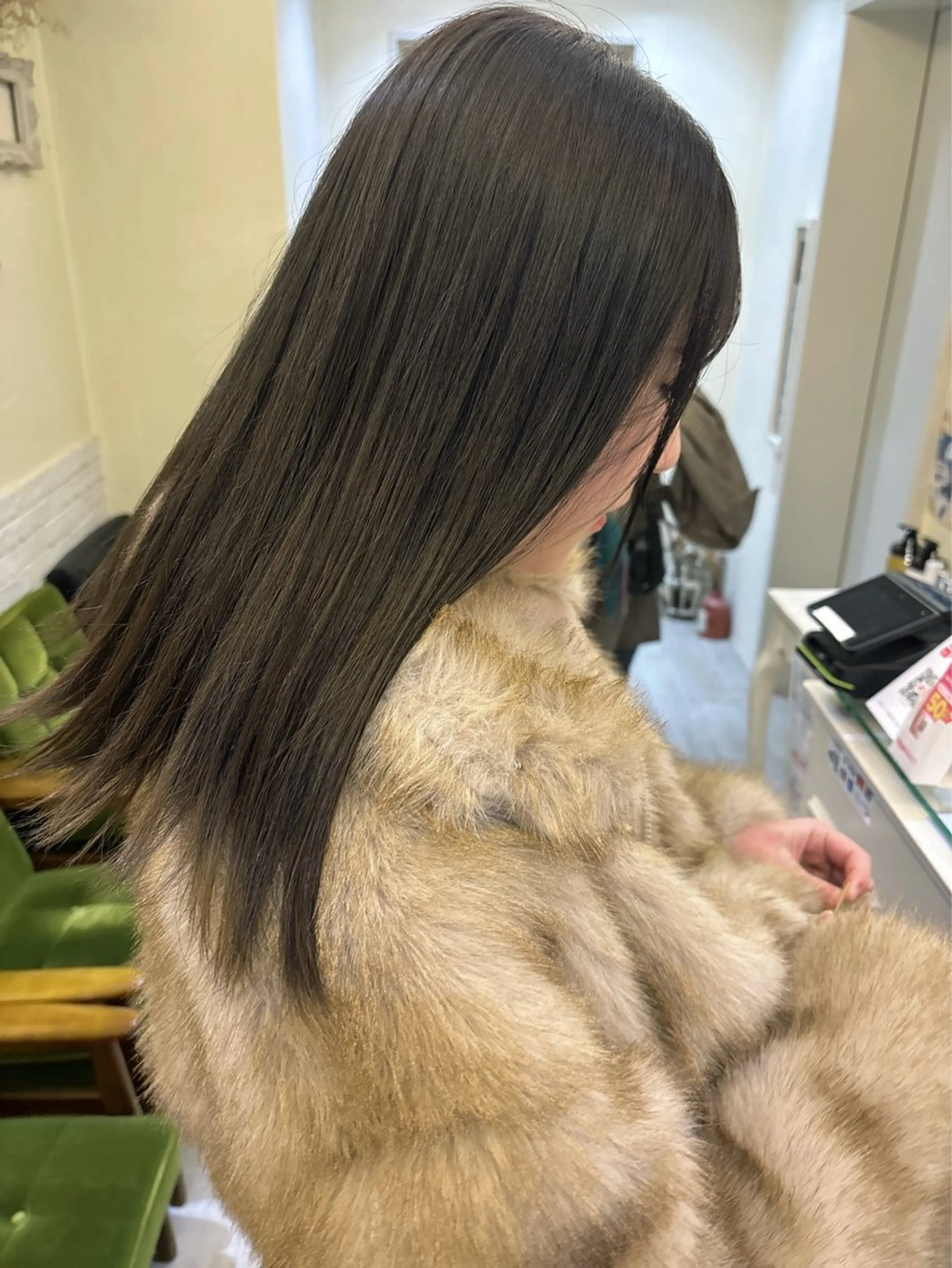 セミロング カラー ブリーチ グレージュ ヘアカラー 大久保 愛のヘアスタイル