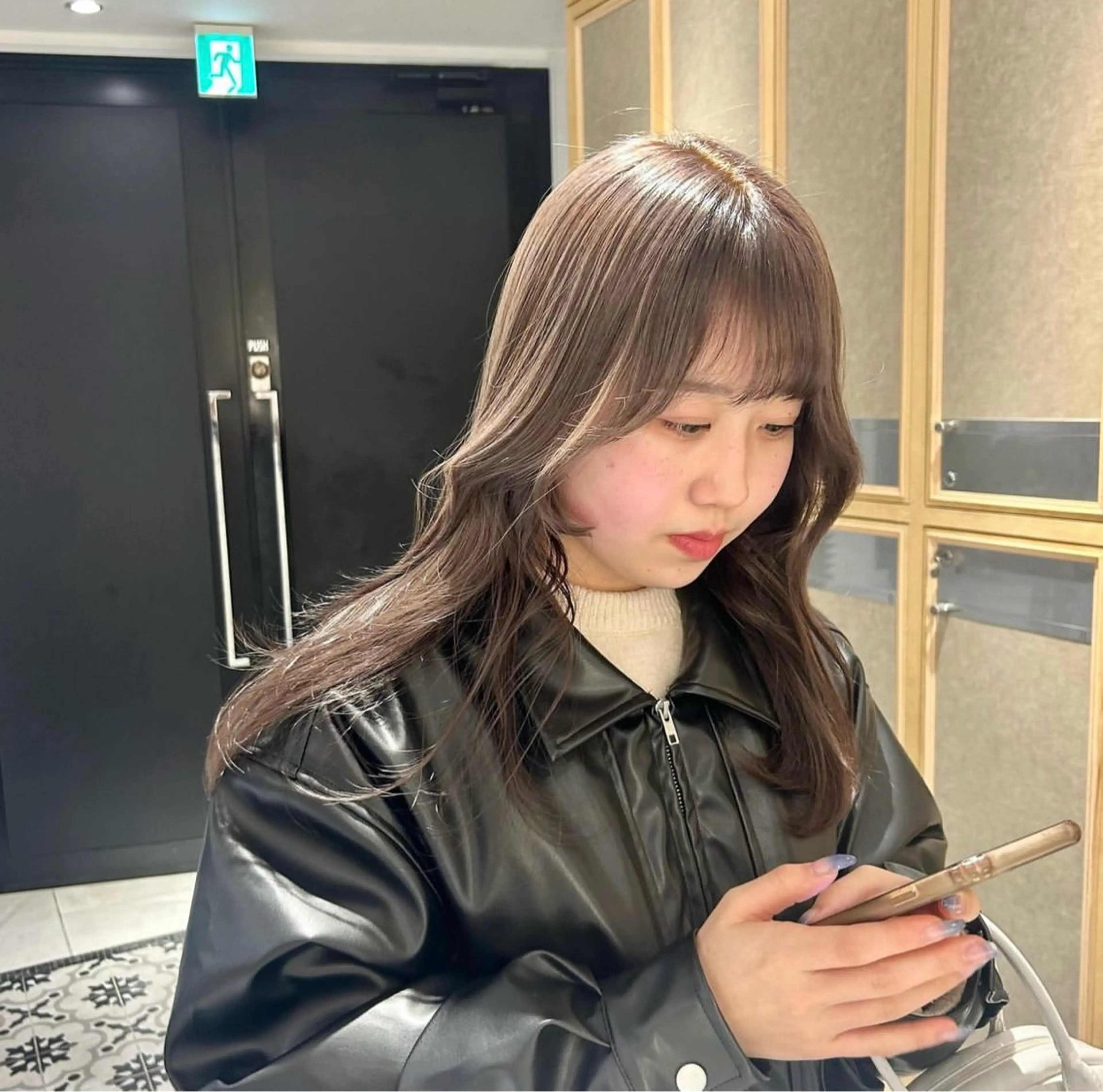 セミロング カラー ブリーチ グレージュ ayumi / ミディアムトーンのヘアスタイル