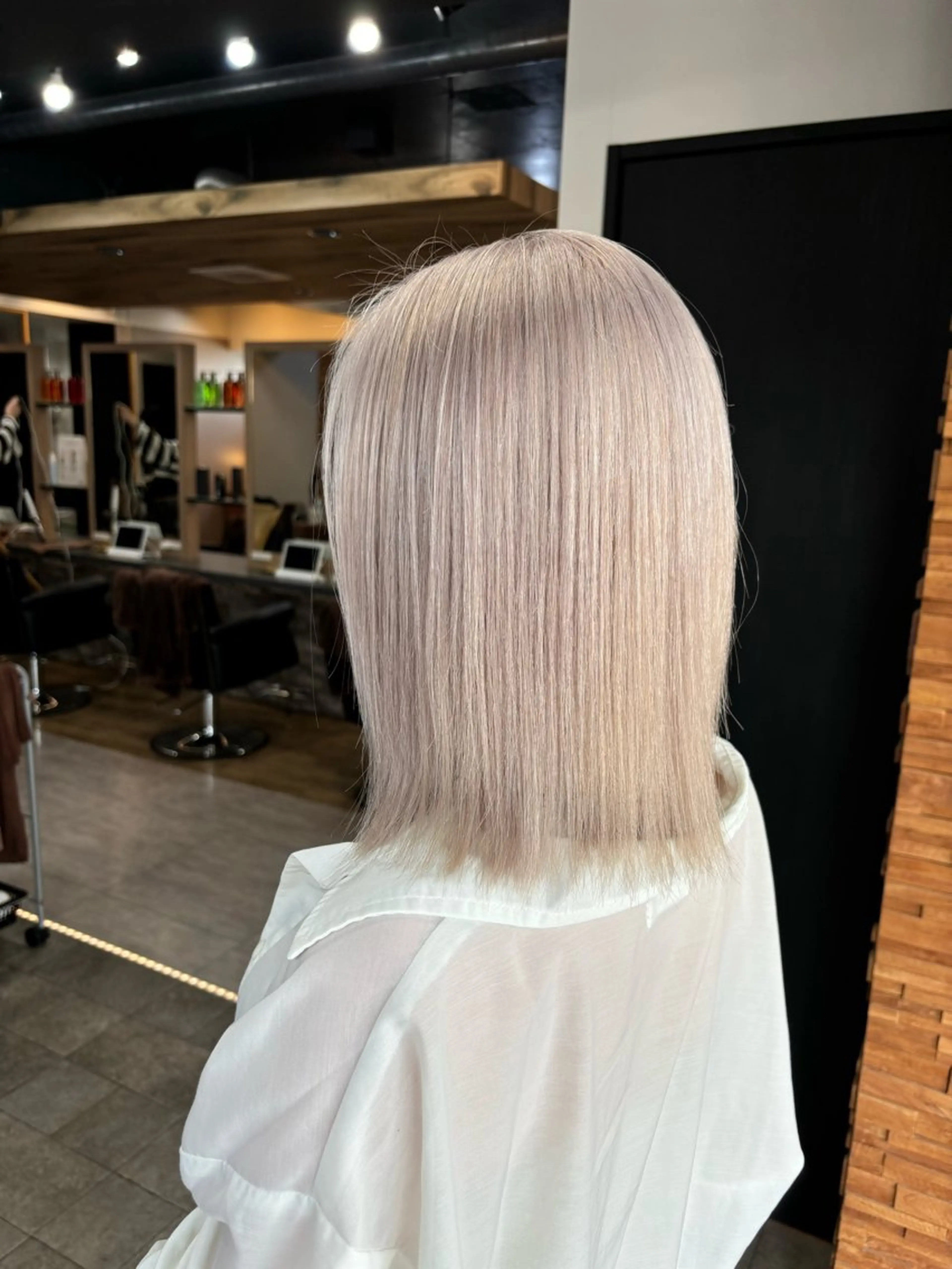 ミディアム カラー ベージュカラー ブリーチ ホワイトベージュ カット ヘアカラー トリートメント エクステ/ハイトーン レイヤーHIROのヘアスタイル