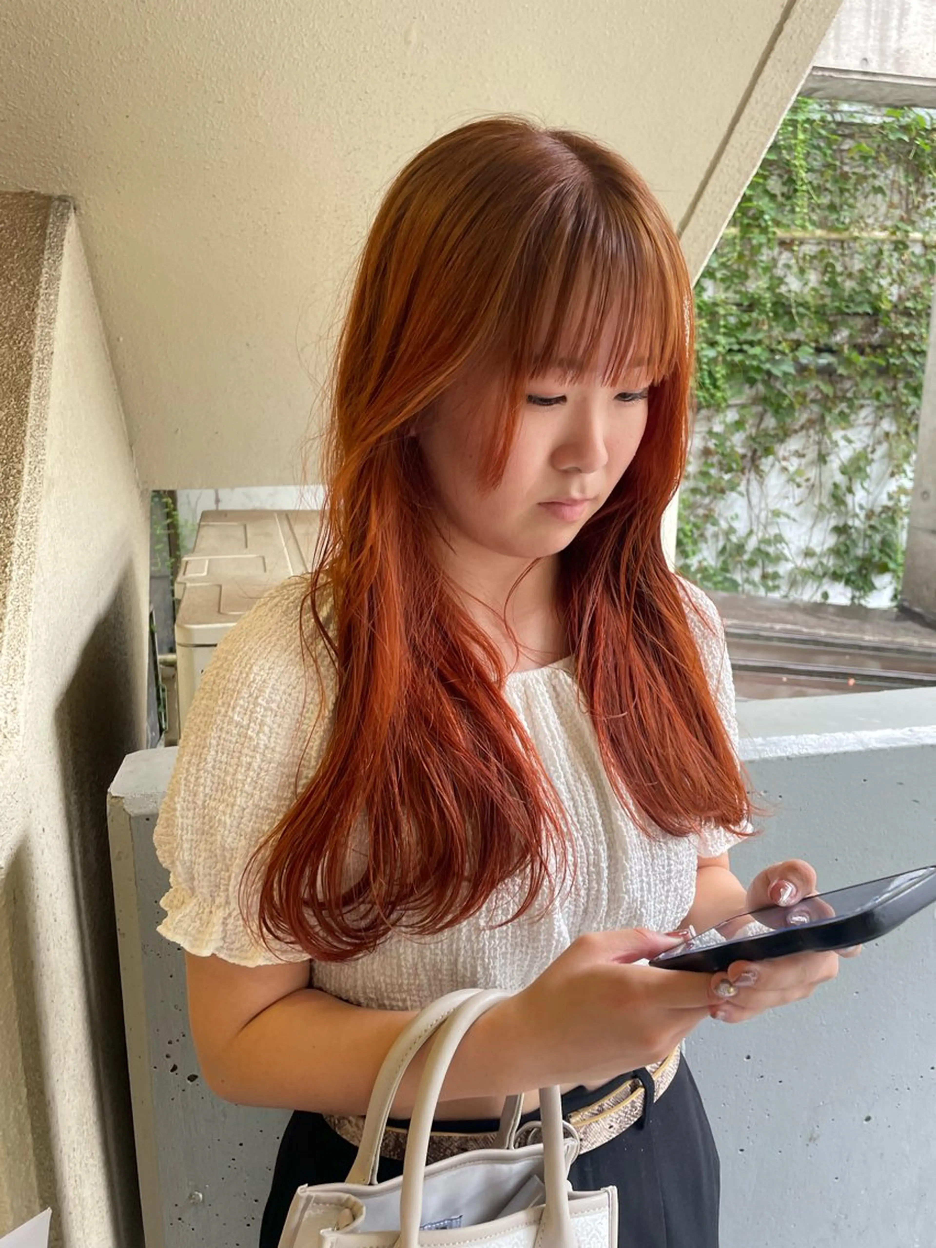 ロング カラー ブリーチ オレンジ mei｜顔まわり ×透明感カラーのヘアスタイル