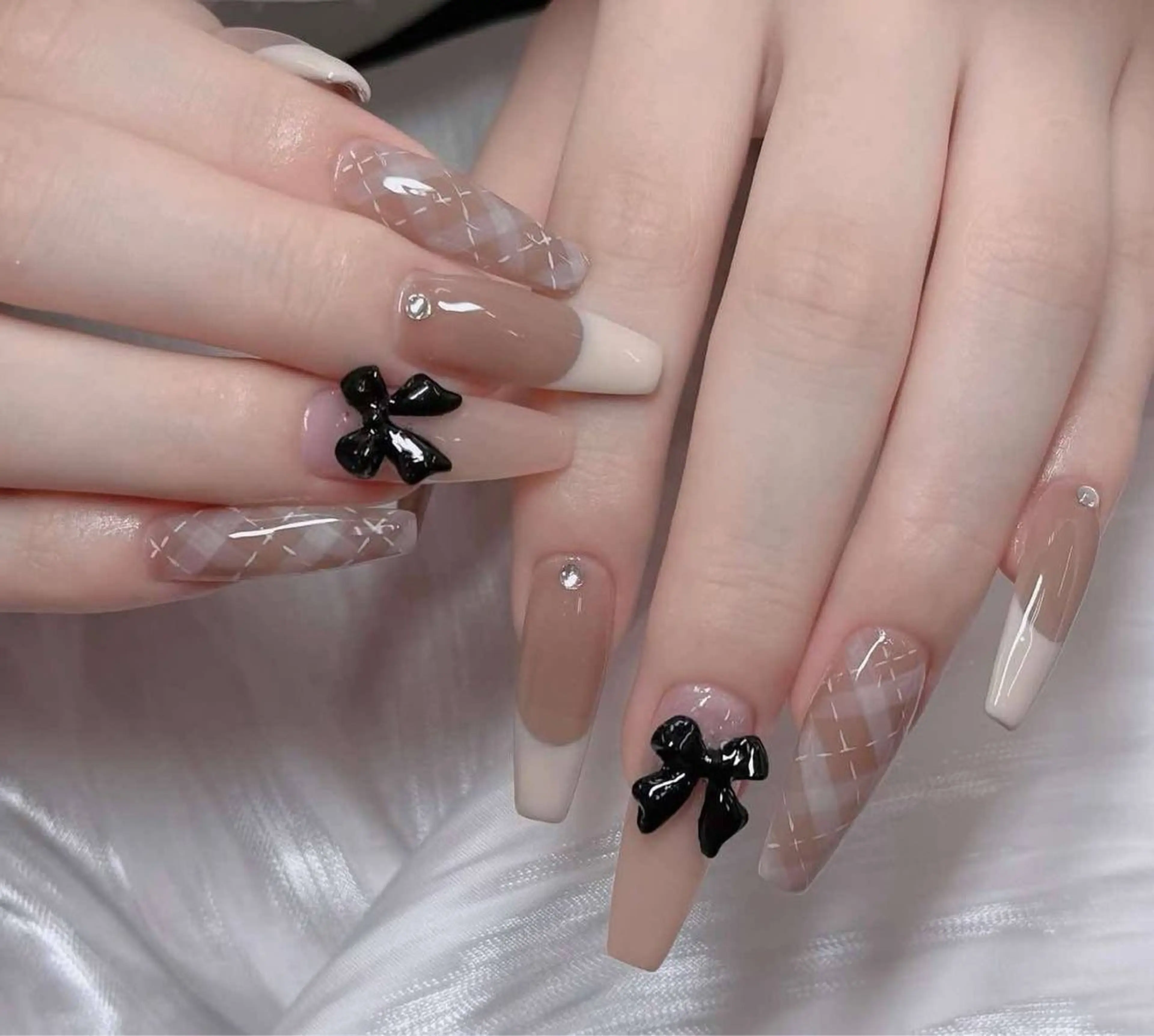 ネイル オーロラネイル フレンチネイル ジェルネイル ハロウィン キラキラネイル H.baby Nail Salonのネイルデザイン