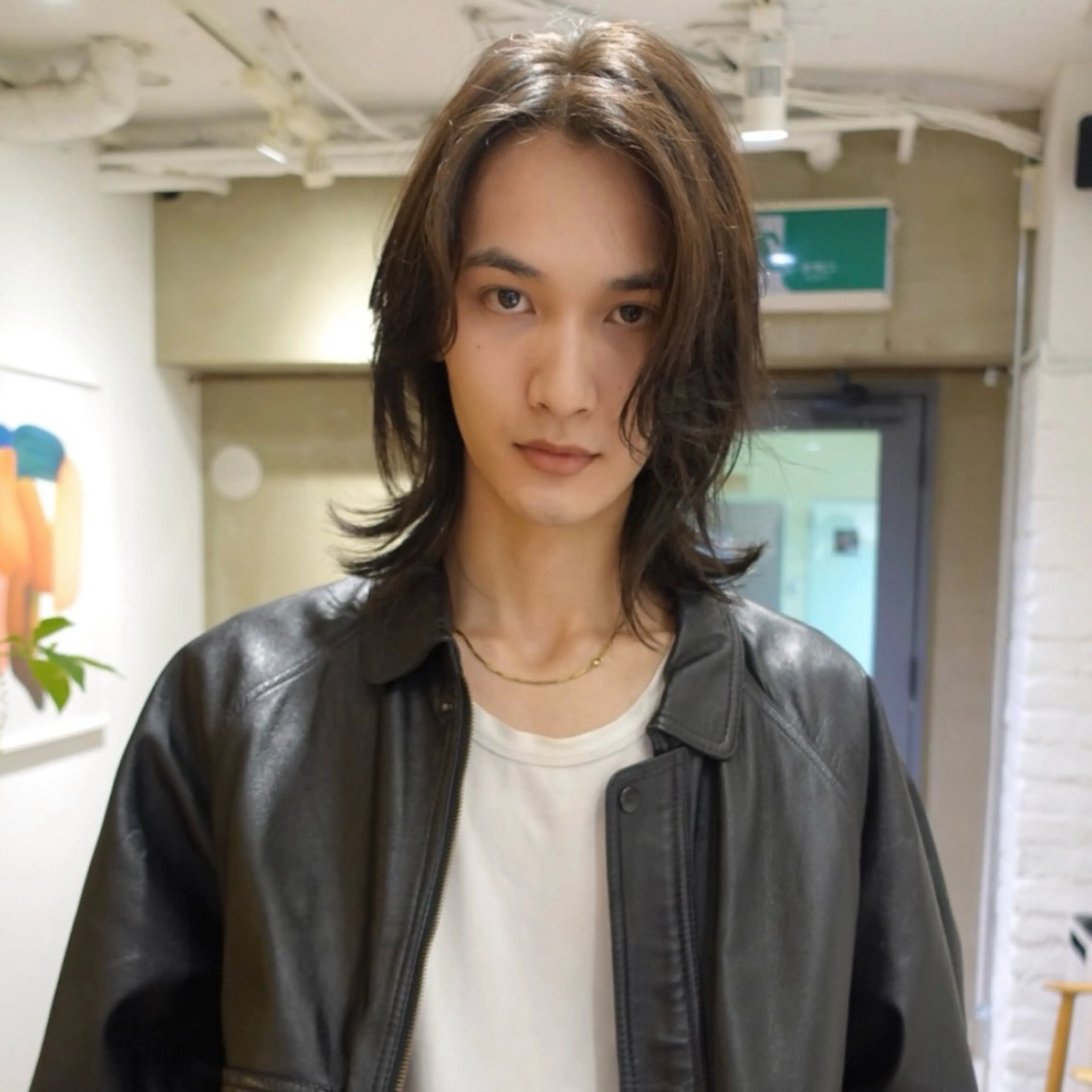 セミロング パーマ メンズ センターパート ダウンパーマ フェザーパーマ メンズパーマ セミロングパーマ カット パーマ センターパート 田形清流のヘアスタイル