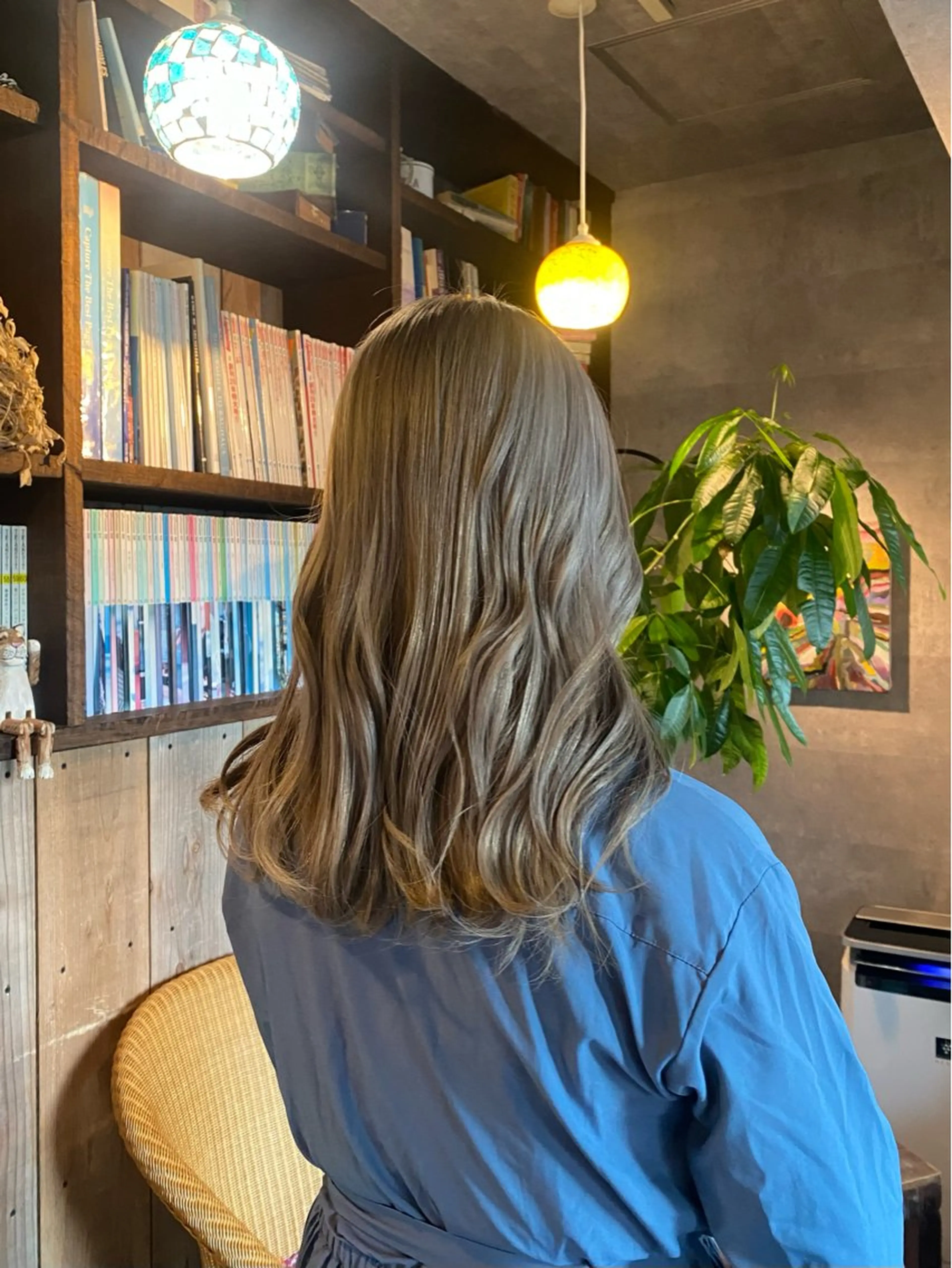 カラー ブリーチ シルバー 阿川香穂 /京都のヘアスタイル