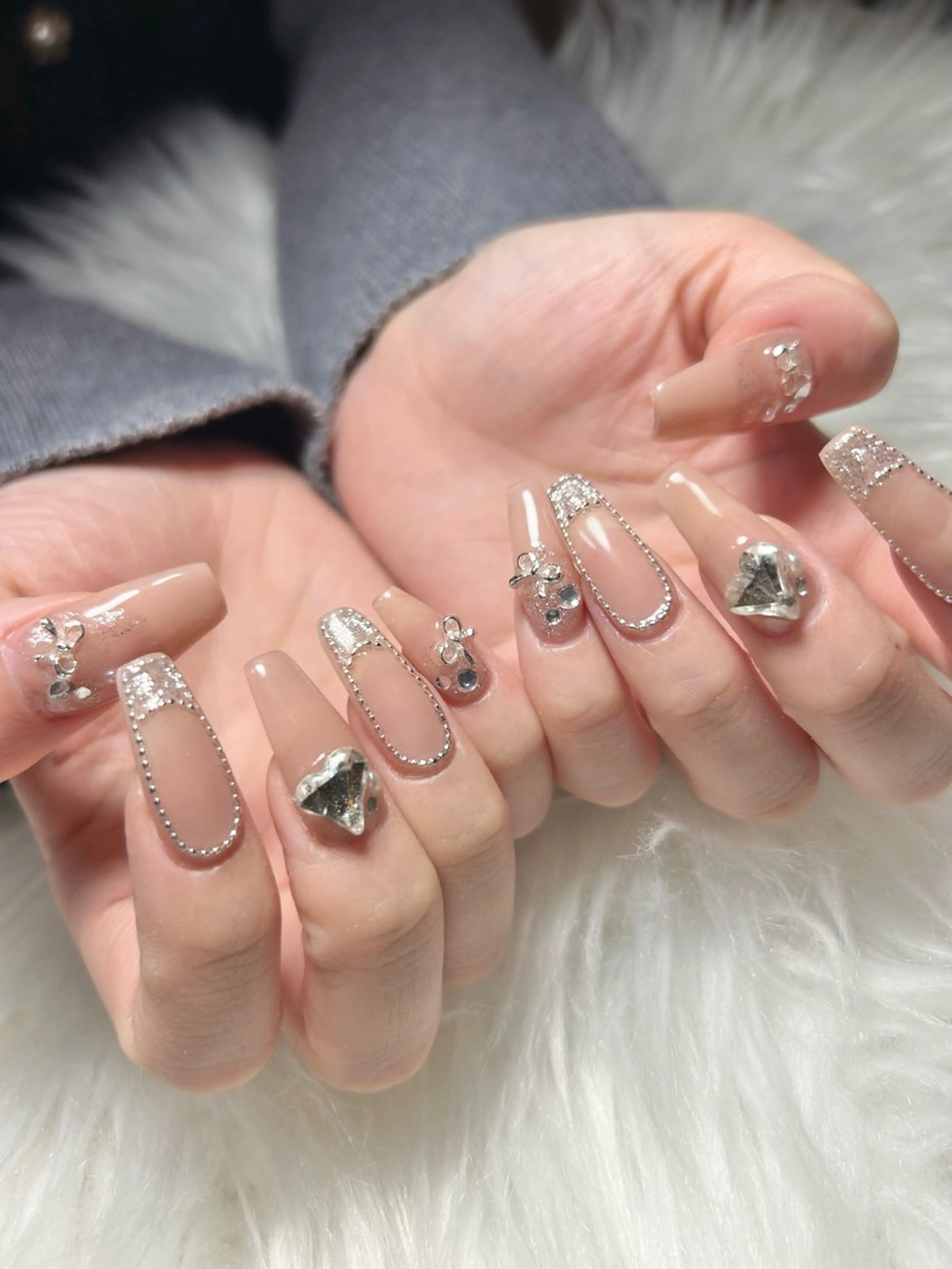 ネイル ハート キラキラネイル 韓国ネイル リボン ストーンネイル Melia　by attrait所属・Melia by attrait🌿杏のネイルデザイン