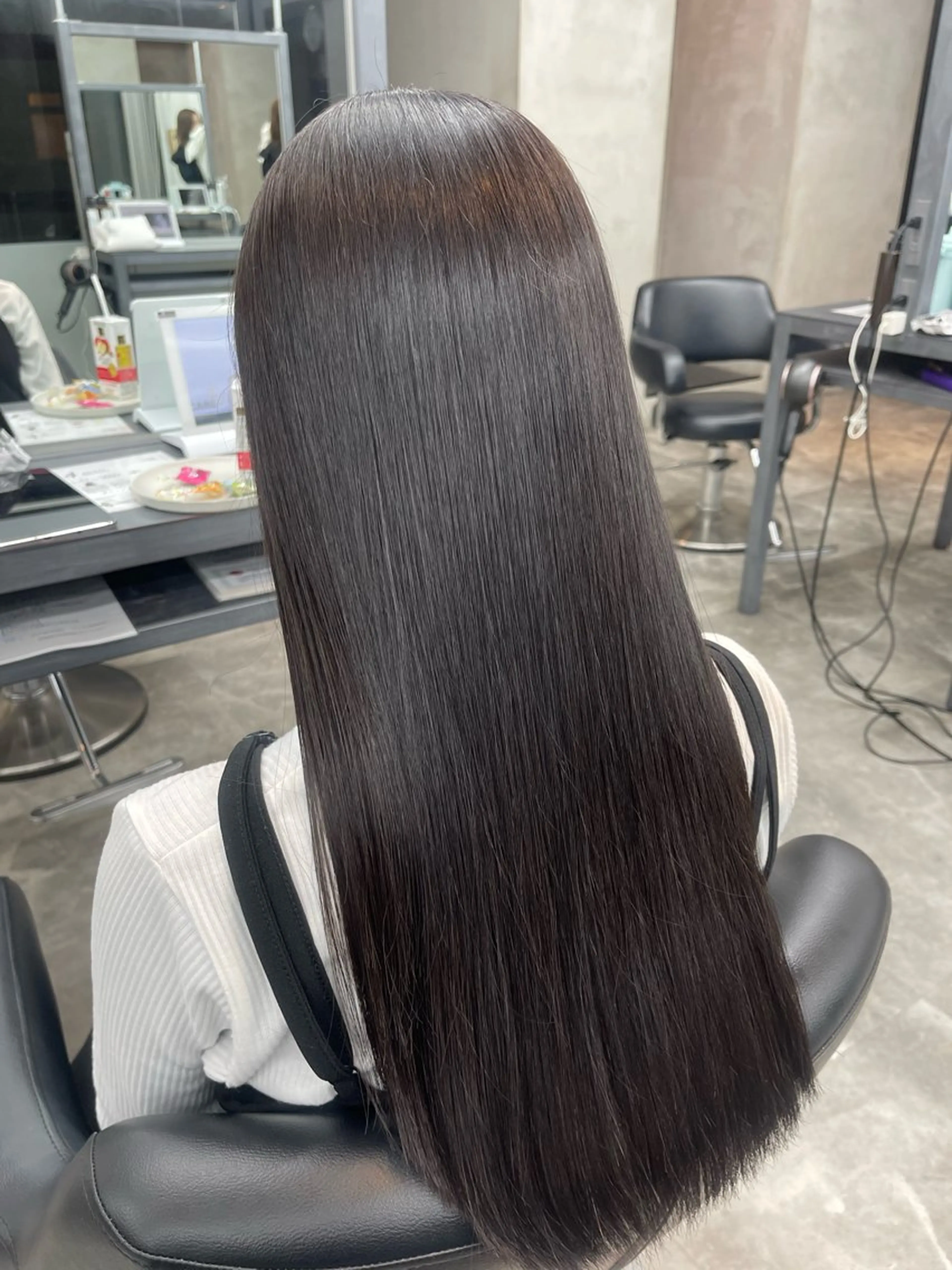 セミロング 縮毛矯正 縮毛矯正🐼暖色 根本侑季のヘアスタイル