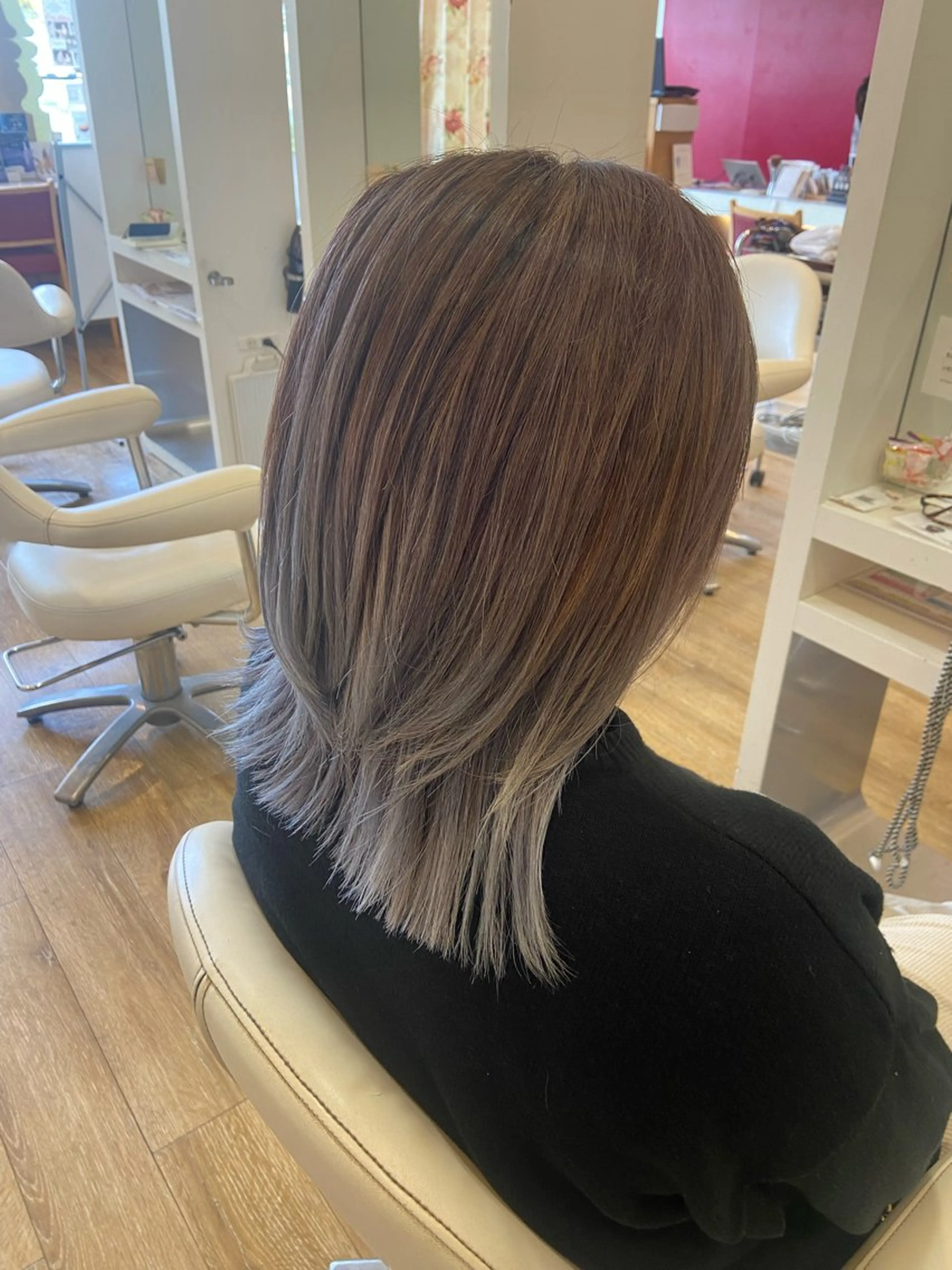 ミディアム コジマ ツムギのヘアスタイル