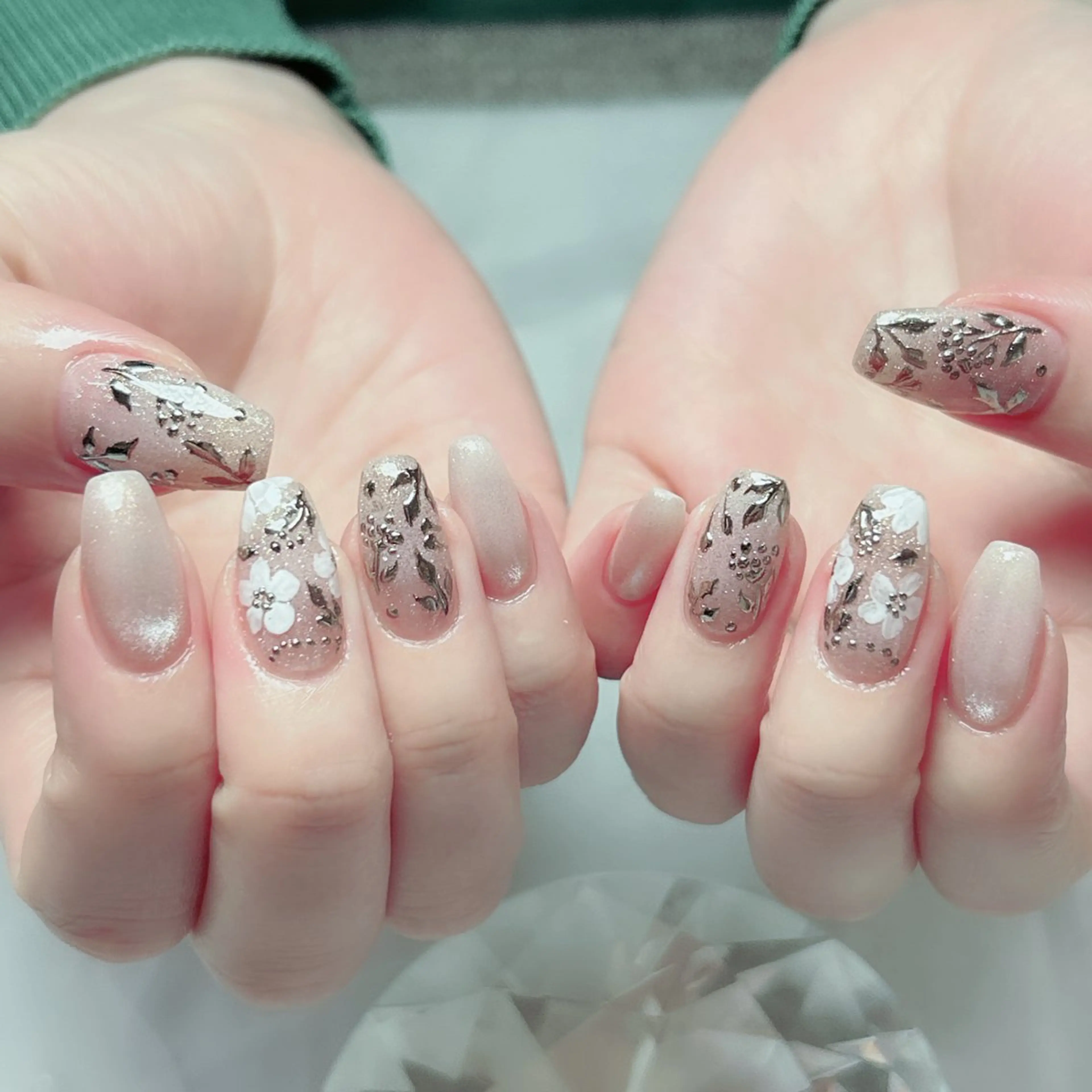 ネイル オーロラネイル フラワーネイル フレンチネイル キラキラネイル ラメ(グリッター) ハンドネイル Cute Tips nailのネイルデザイン