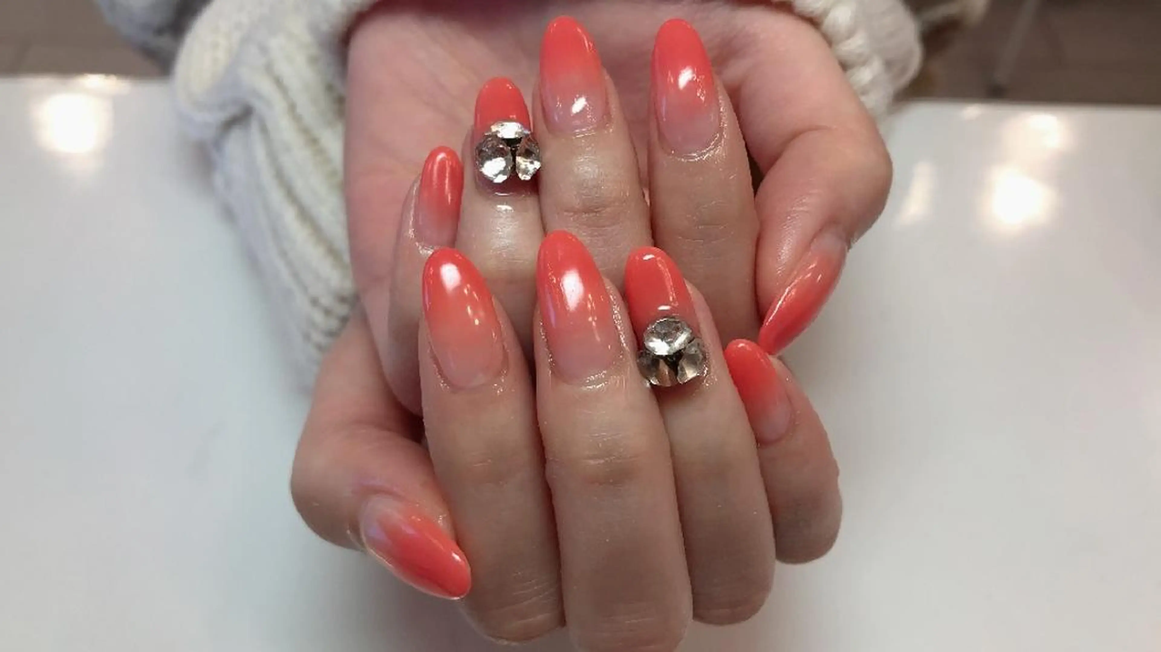 ネイル ストーンネイル ネイルリボン 受付スタッフのネイルデザイン