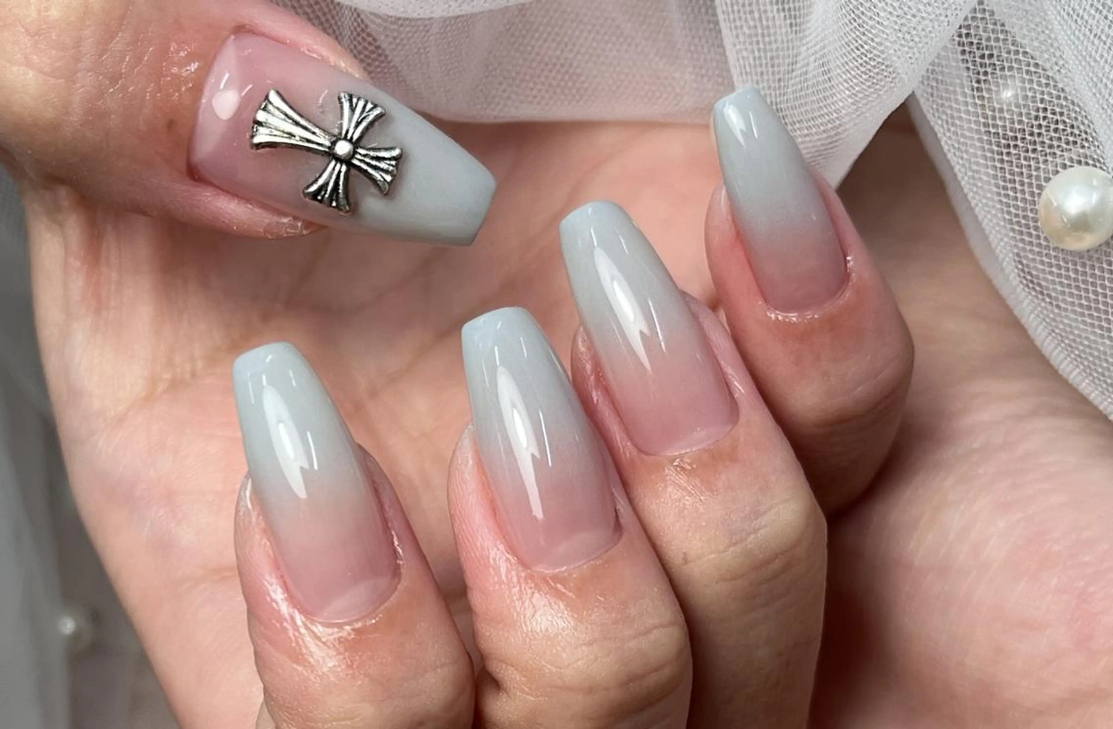 ネイル グラデーション シルバー シンプルネイル ハンドネイル ハンドケア ToliyDeliy Nail Salonのネイルデザイン