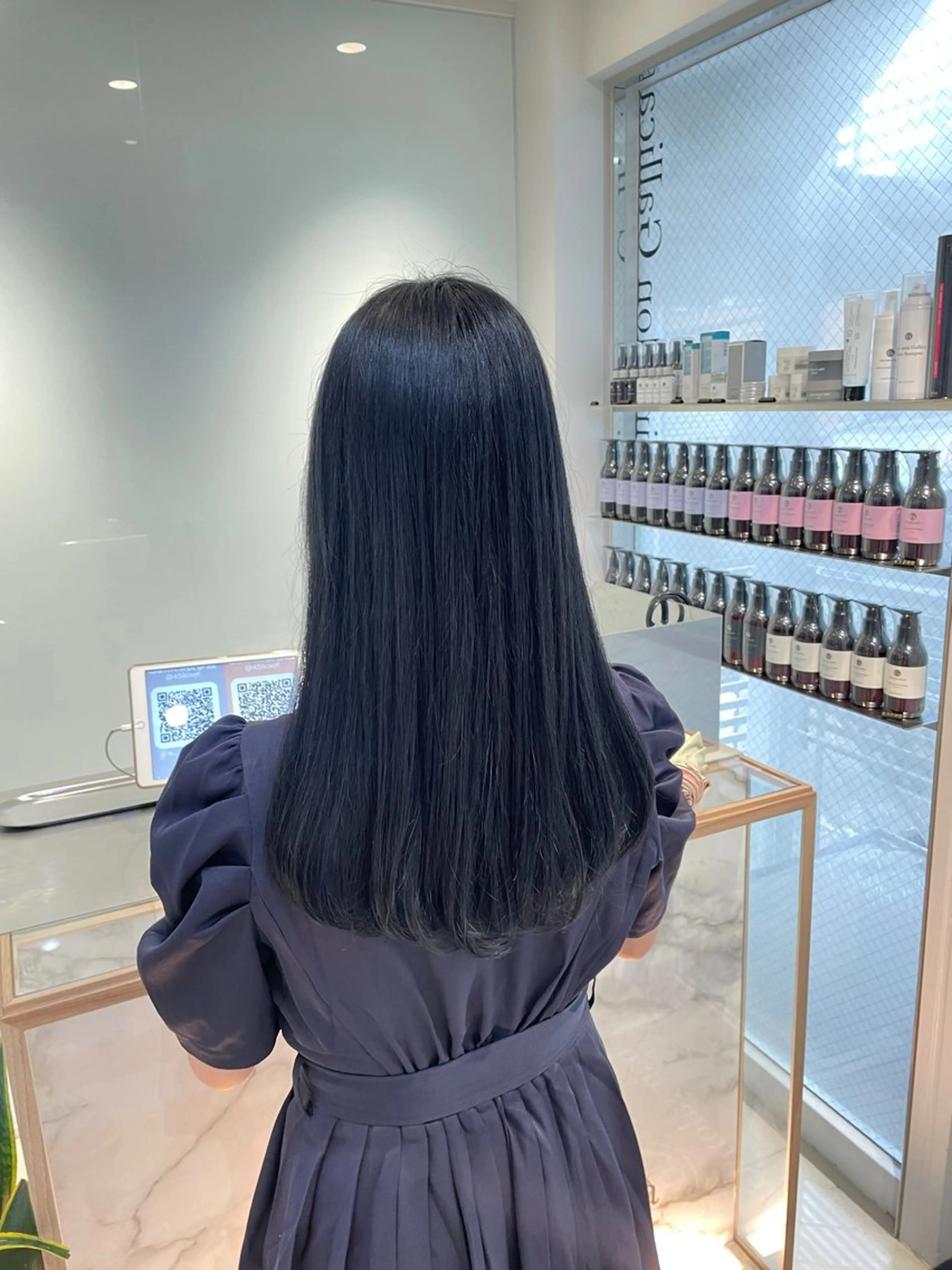 ロング カラー ヘアアレンジ 黒髪 ブリーチ ブルーカラー ブルーブラック 透明感カラー ヘアカラー トリートメント ヘッドスパ ヘアセット 艶髪✨寒色カラー✨ 翁長孝輔のヘアスタイル